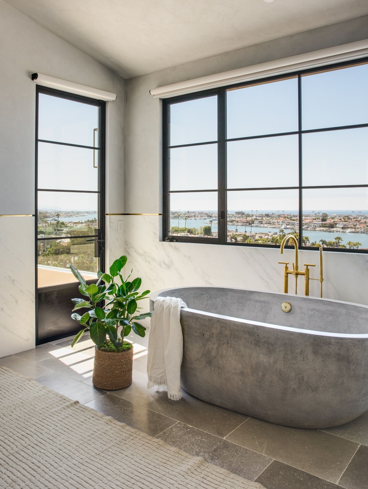 Bubble bath with a view. #inspo #originalby @brookewagnerdesign
architect: Craig Hampton
builder: @legacycdm
photography: @mellon_studio