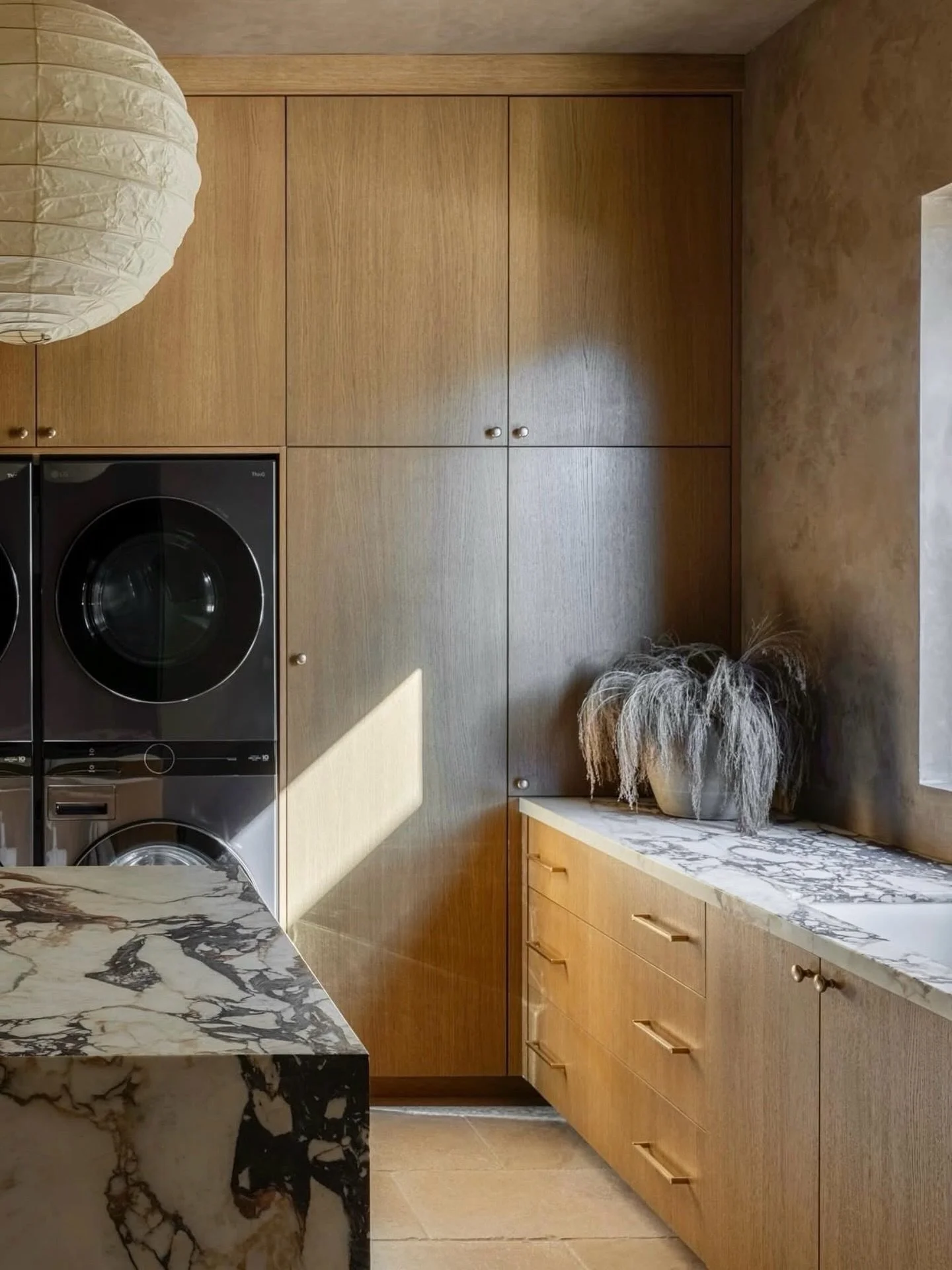 A warm, elevated laundry room. #inspo via @melaniemorrisinteriors
design by @modern_nest 
📸 @taylorhallobrien