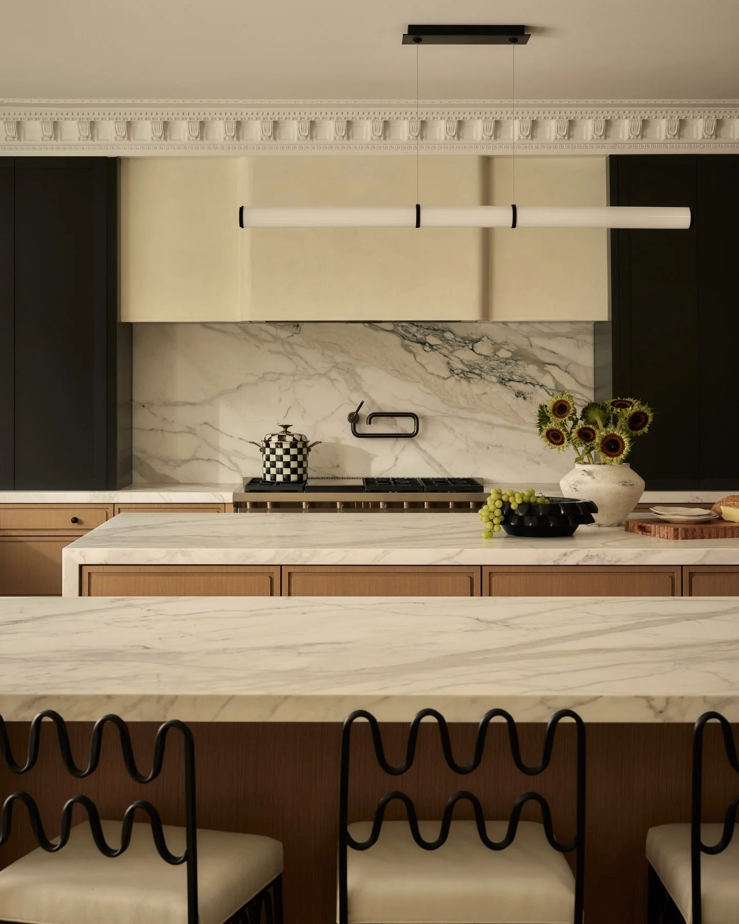 Beauty in contrast.
#inspo via @alibuddinteriors
Photographed by @patrickbiller @donnadotan