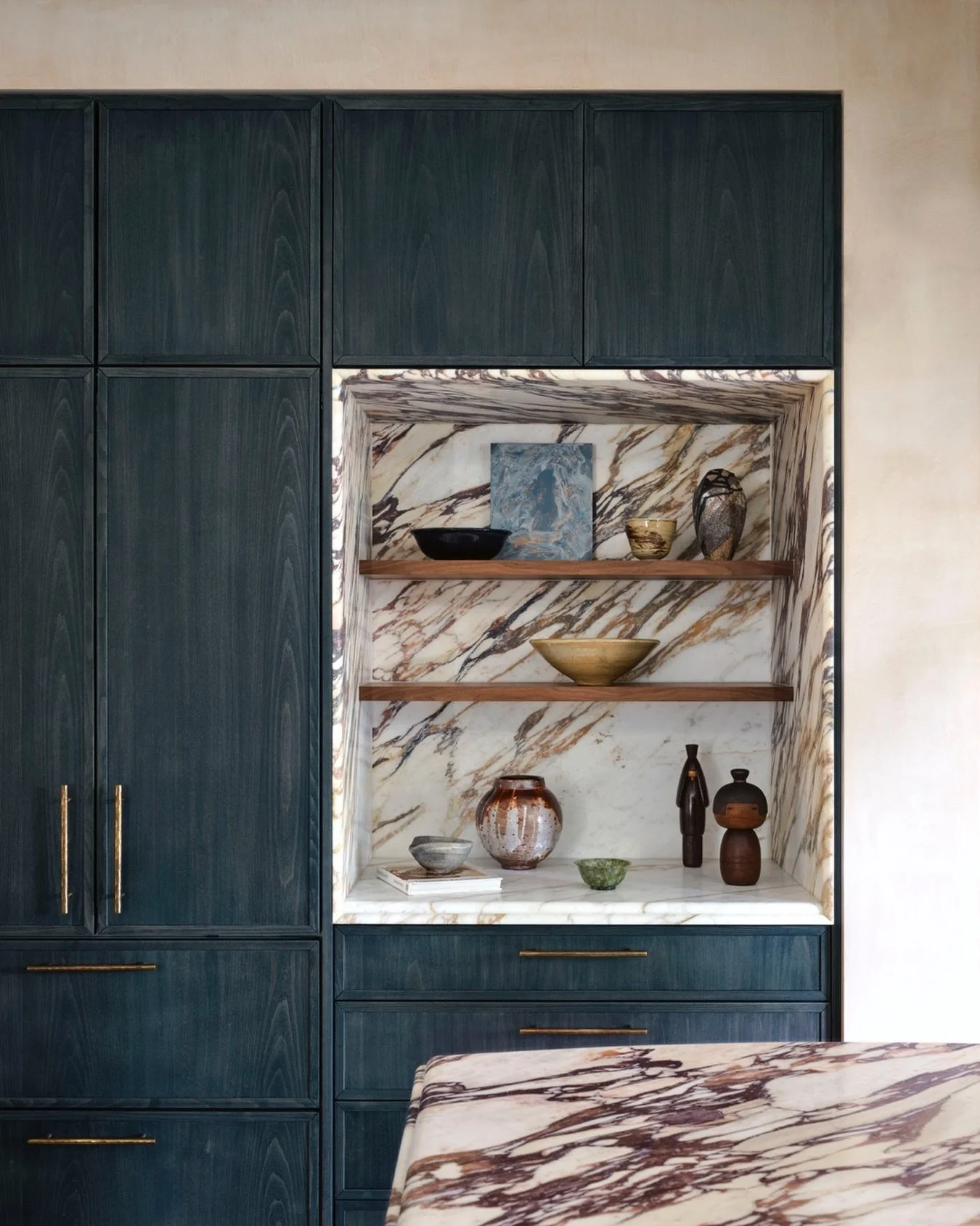 An inviting focal point that draws you in.

#inspo #originalby @arentpykestudio
Builder: @oneupbuilding
Joinery: @ispacesolutions
Photography: @smartanson
Photo styling: @jackmilenkovic @atelier_lab