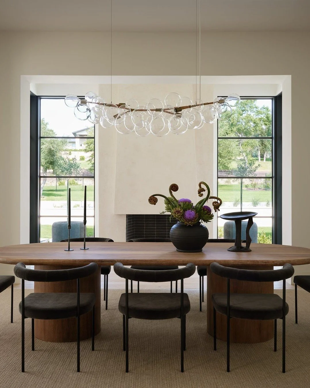 Approachable yet anchored.
#inspo via @1stdibs
designed by @clarekennedyinteriors
📸: @lindsay_brown