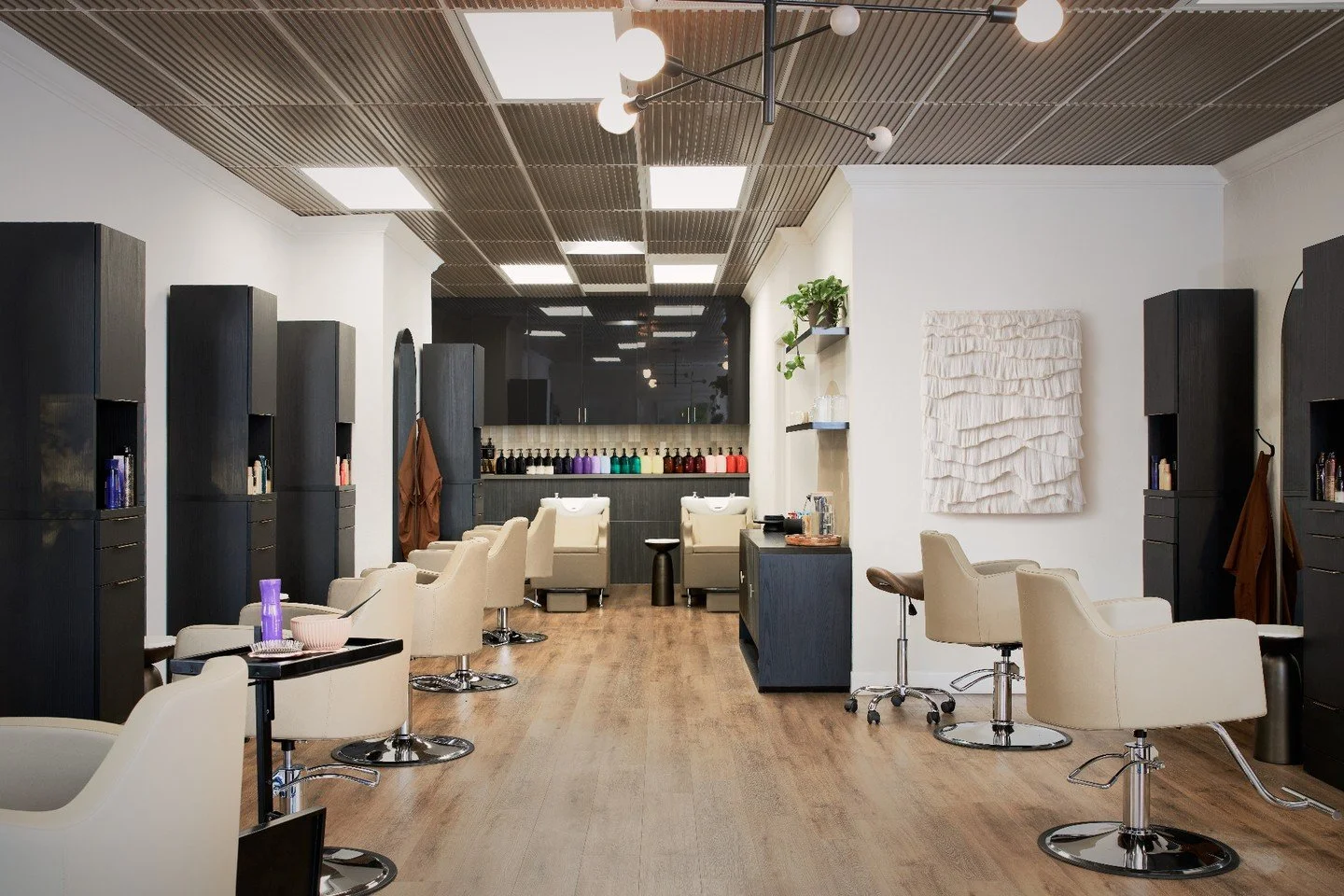 The calm before the energy of the day fills the @GoldenStateStrands salon. #caseyhowardinteriordesign
📸: @kuohphotography
build: @jdlconstructionca