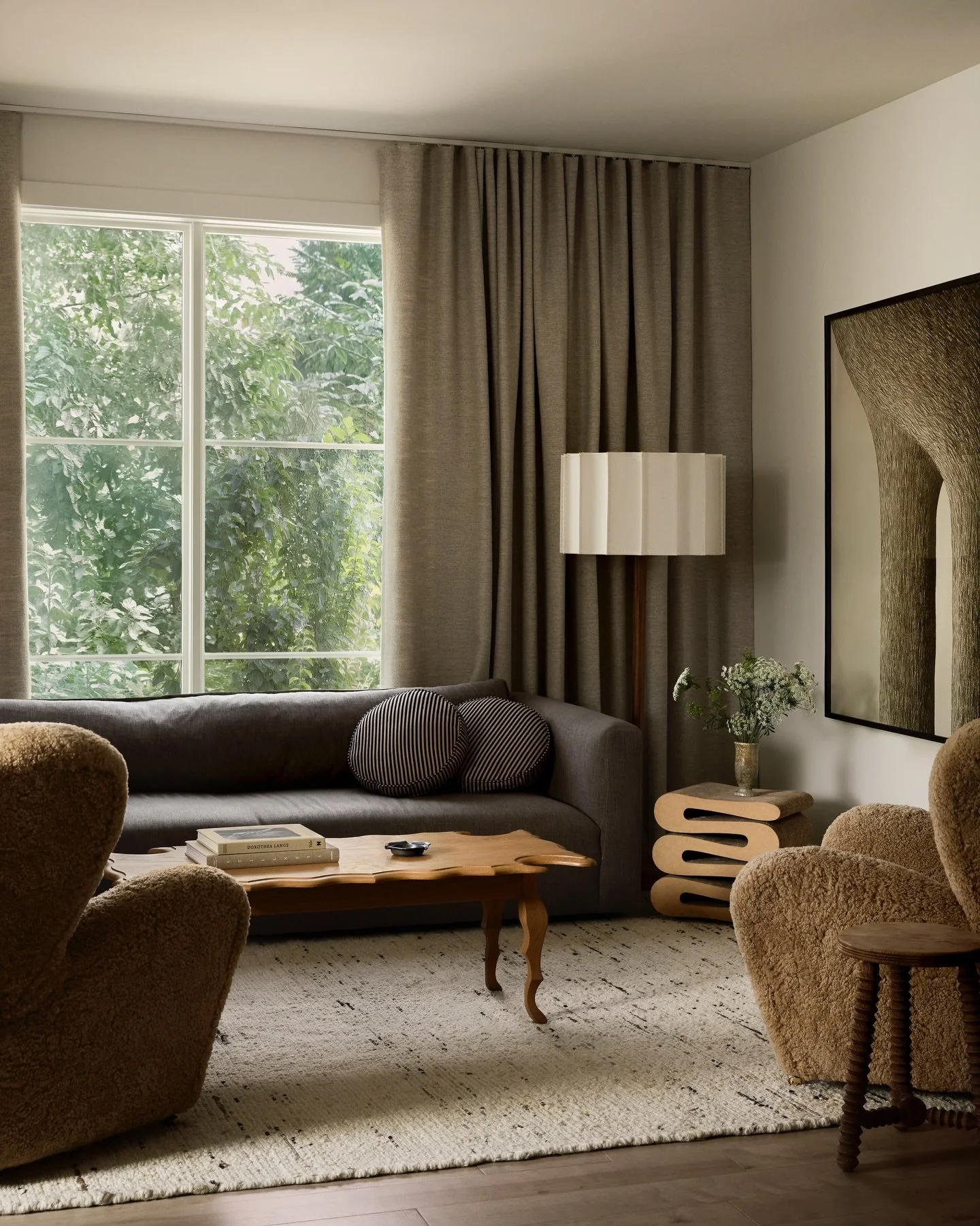 Understated and effortlessly elegant. #inspo via @ruemagazine 
Interior Design: @susannahholmbergstudios 
Styling: @_jenpaul 
Photography: @lissmabey 
Story by @meganmccarty