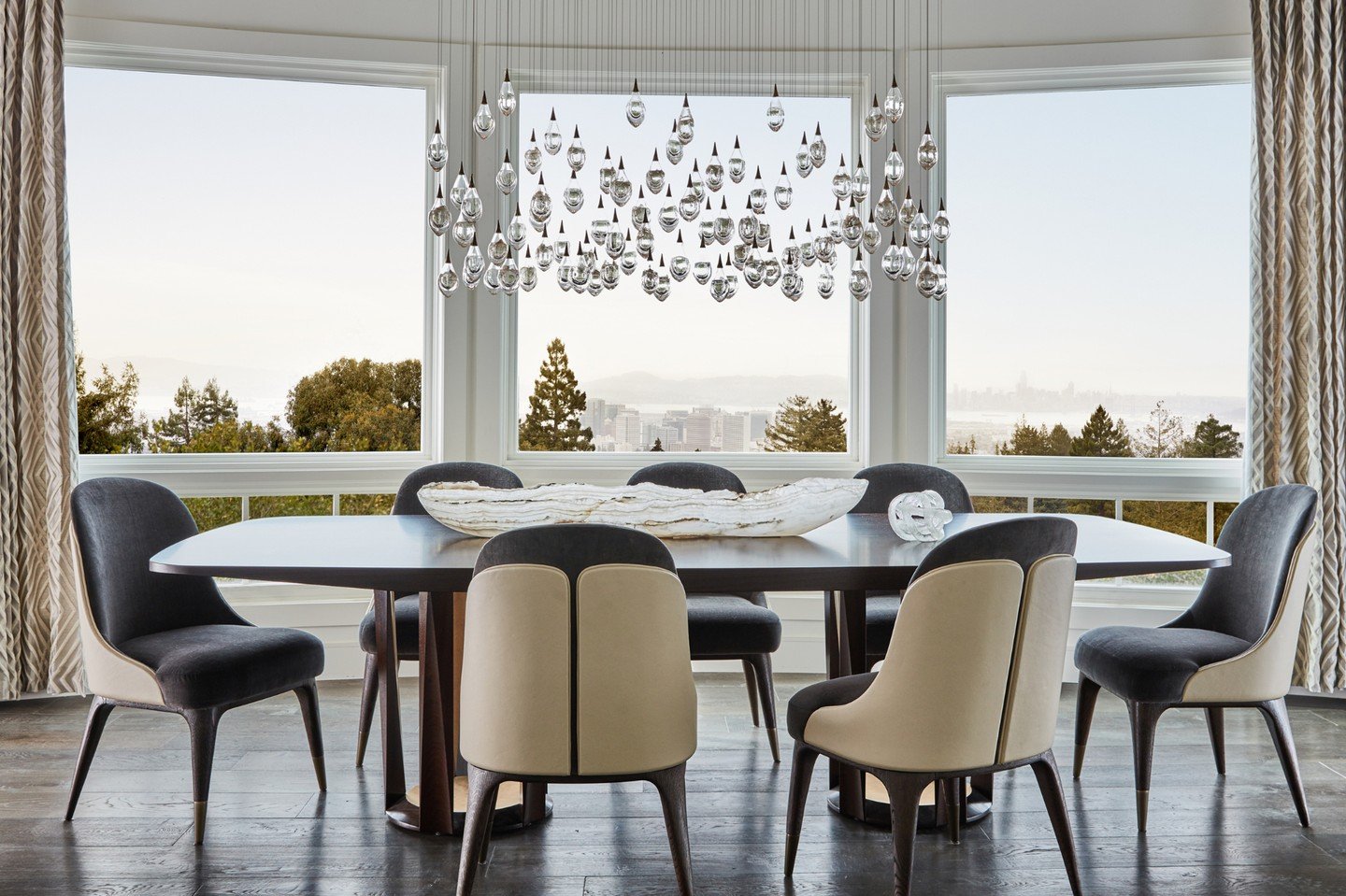 The custom chandelier at our #LaSalleProject adds a luminous layer, while allowing the views to remain the focal point. #caseyhowardinteriordesign
📸: @kuohphotography
styling: @candkdesign