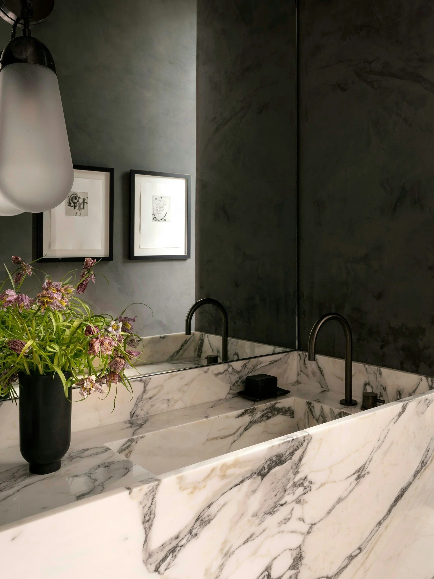 Texture and depth create effortless luxury.

#inspo #originalby @tribedesigngroup
Architecture: Kathleen Baldwin
Builder: Leveland Homes
Photographer: @ryann_ford
Stylist: @adamfortner