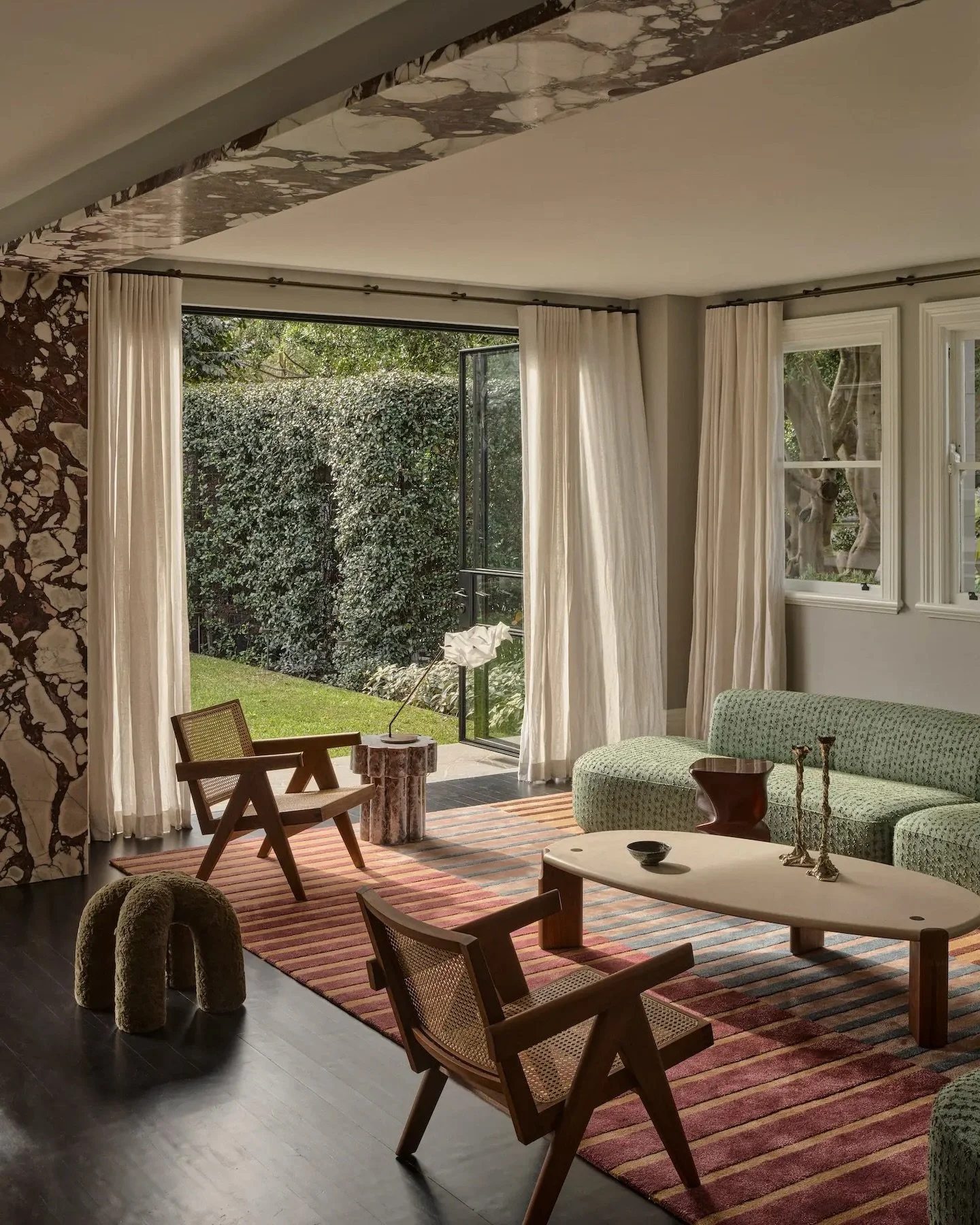 Viola marble, connected, beyond the expected. #inspo via @kellybehunstudio
design @alexander_andco 
landscape design @secretgardens_au
styling @clairedelmar
📸 @smartanson