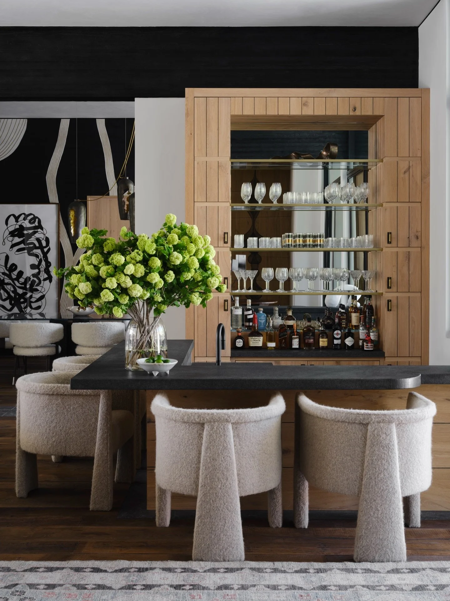 Balanced, considered, and quietly striking.
#inspo #originalby @sheldonharte
Interior Design @sheldonharte, Derrick Davis
Architecture @michael_kiner_architecture
Builder: Steve Cameron, South Point Construction
Photography @douglasfriedman
Stylist @