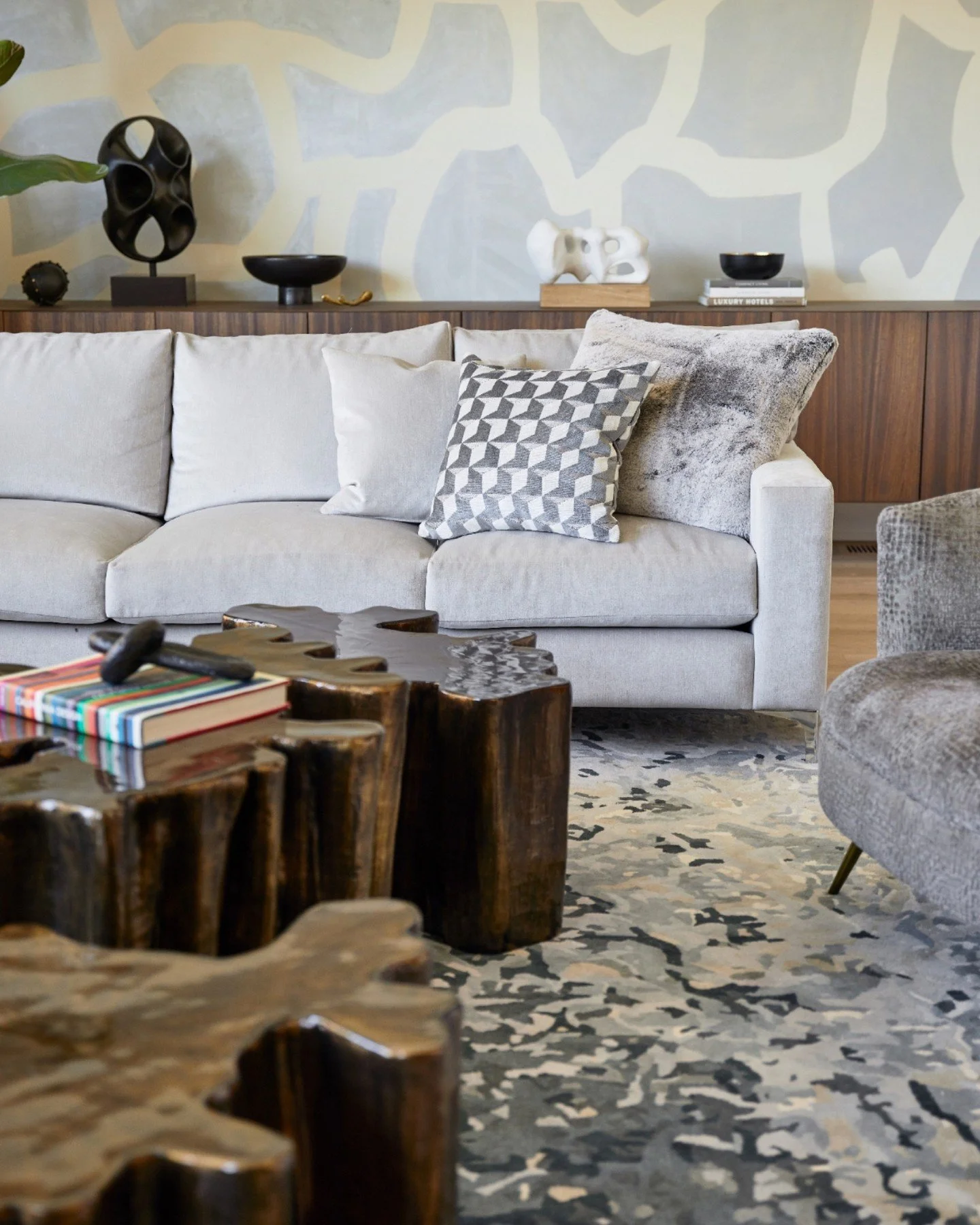 Layering pattern with intention at our #Diabloranchproject #caseyhowardinteriordesign
📸: @kuohphotography
styling: @candkdesign