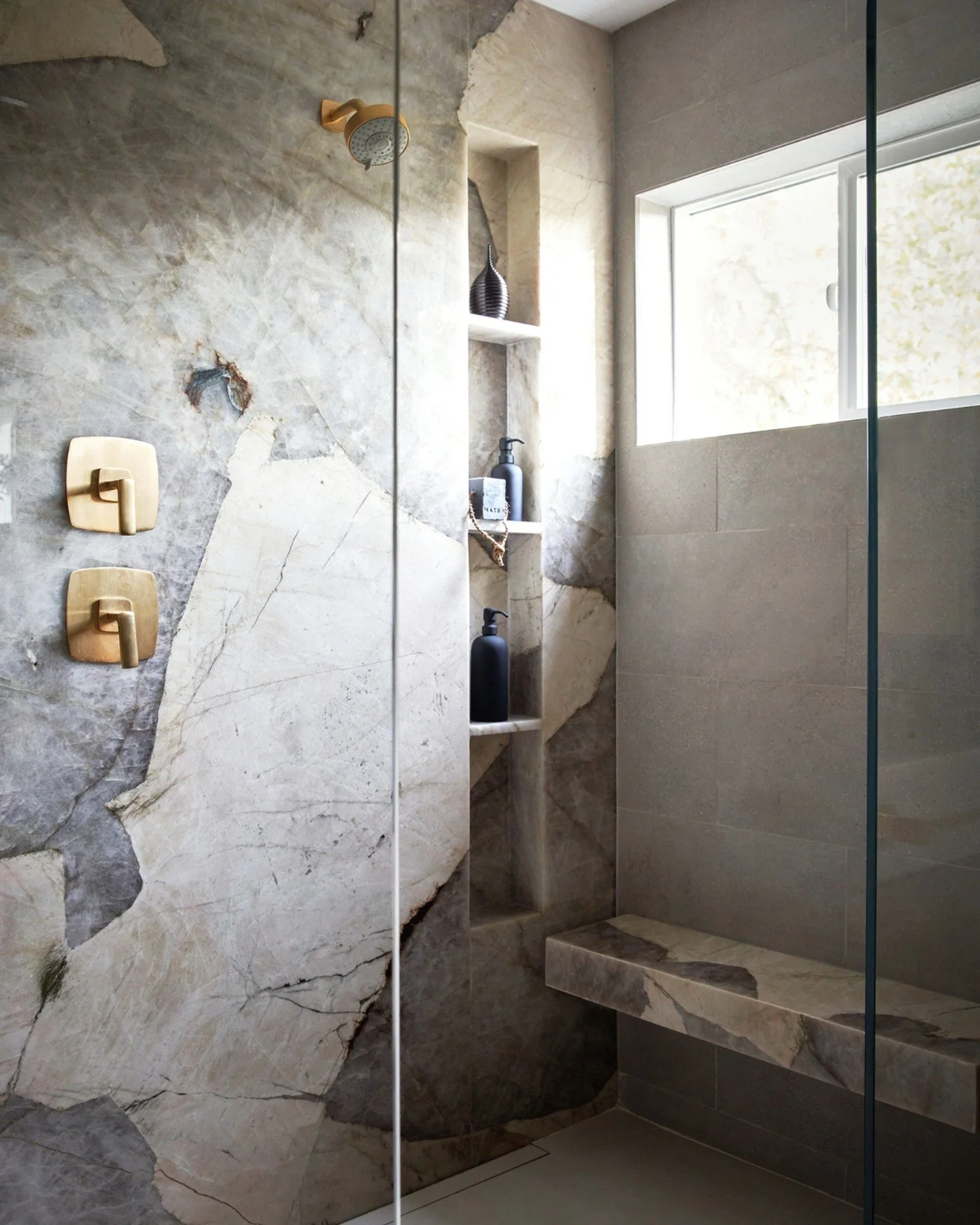 Letting the stone lead. #weatherlyproject #caseyhowardinteriordesign
📸: @kuohphotography
styling: @allegrahsiaostylist