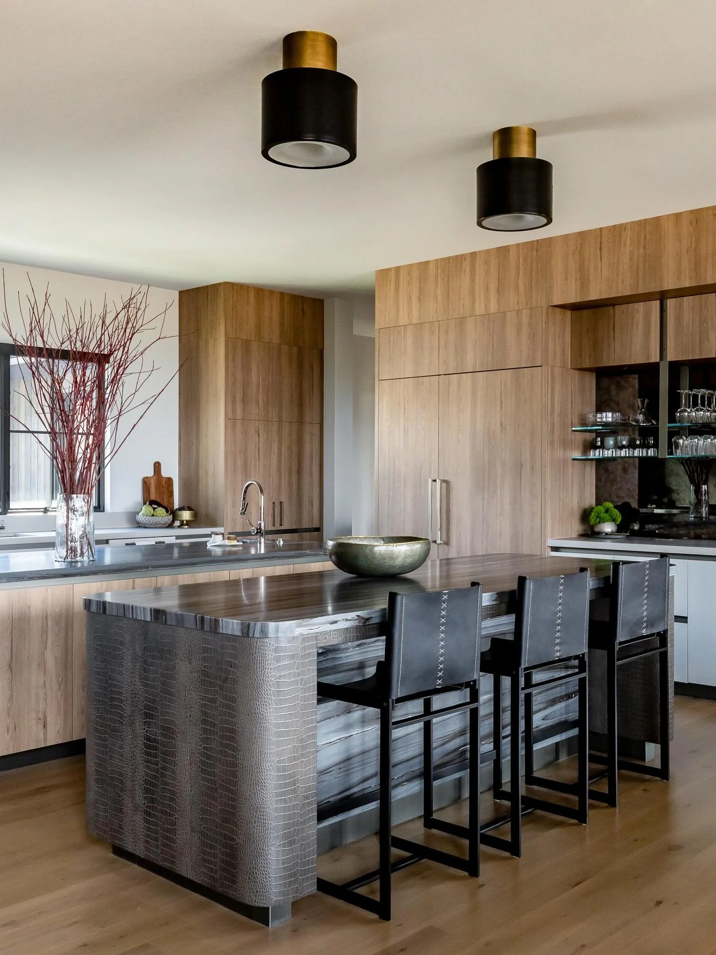Wrapped in luxury. #inspo #originalby @carriedelanyinteriors
Design: @carriedelanyinteriors 
Photo: @lindsay_salazar_photography 
Build: G.P. Jorgensen Construction 
Architecture: @highland.group
