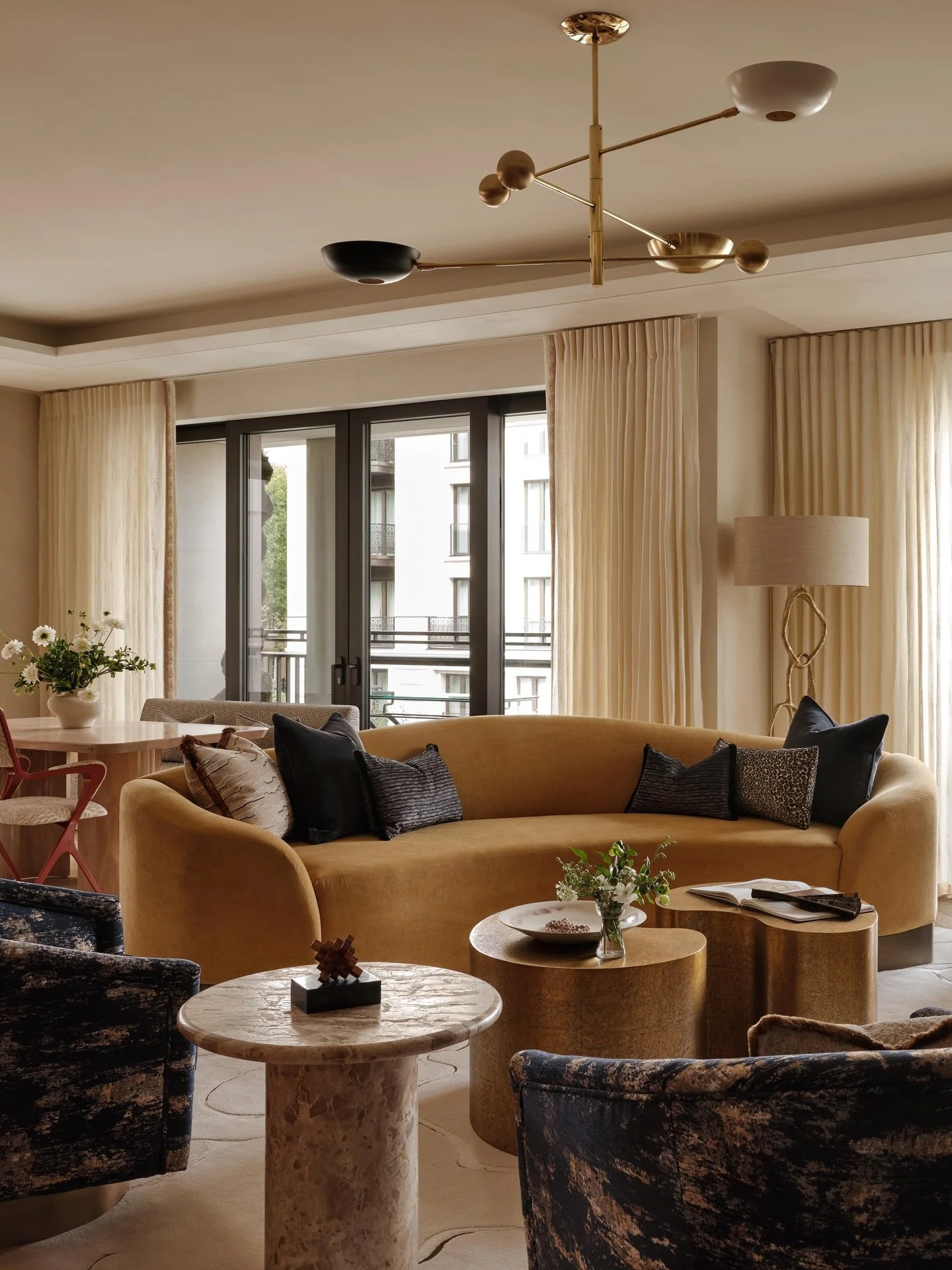 A city pied-&agrave;-terre we&rsquo;re really loving &mdash; full of charm and those timeless details that make it feel special. #inspo via + photography @astridtemplier
Interior design @elicyon
