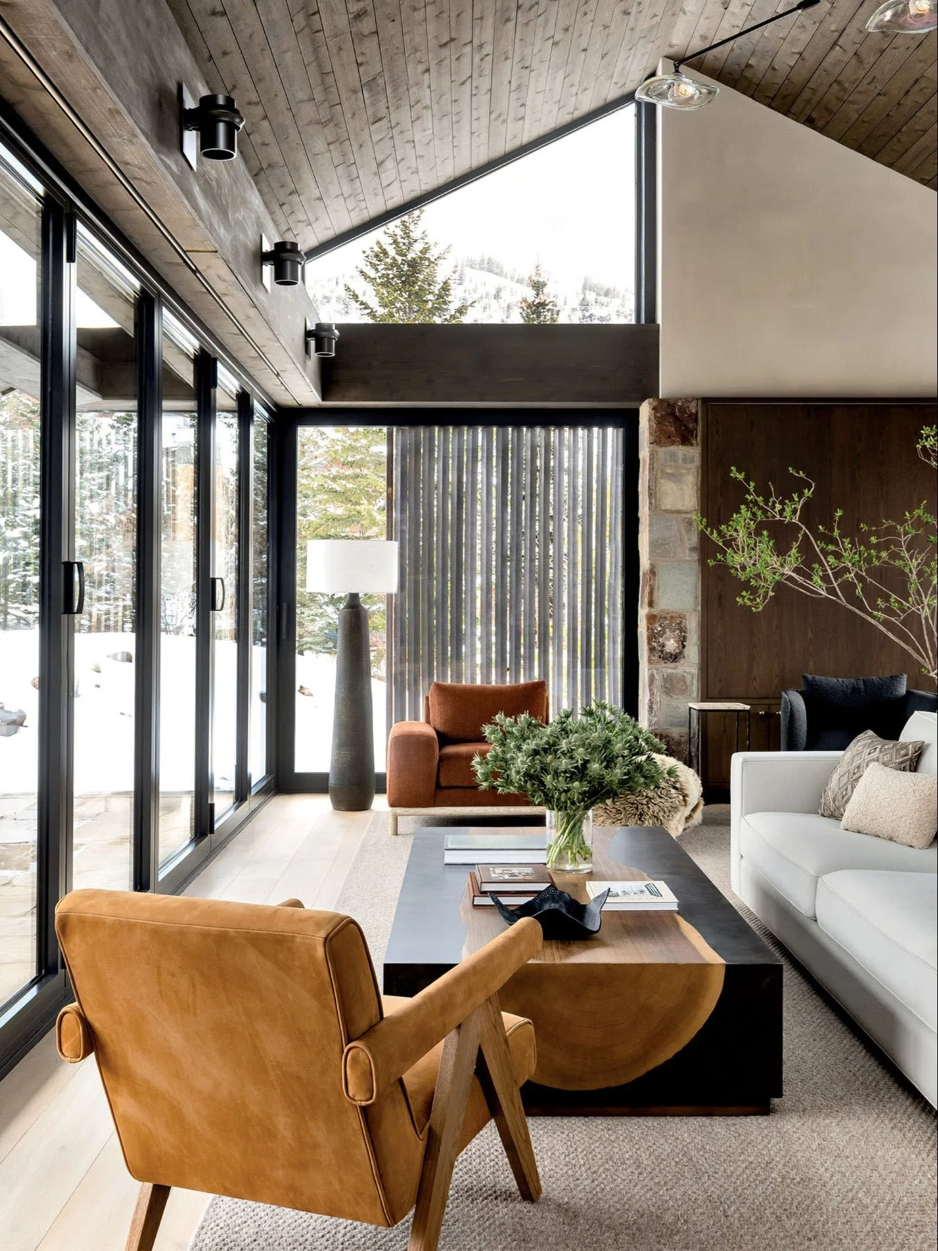 We love a mountain modern moment. #inspo via @luxemagazine

Architecture: @designenmasse
Interior Design: @alderandtweed
Landscape Architecture: @kettelkamplandscape
Photography: @lindsay_salazar_photography
Styling: @andrew.c.thomas