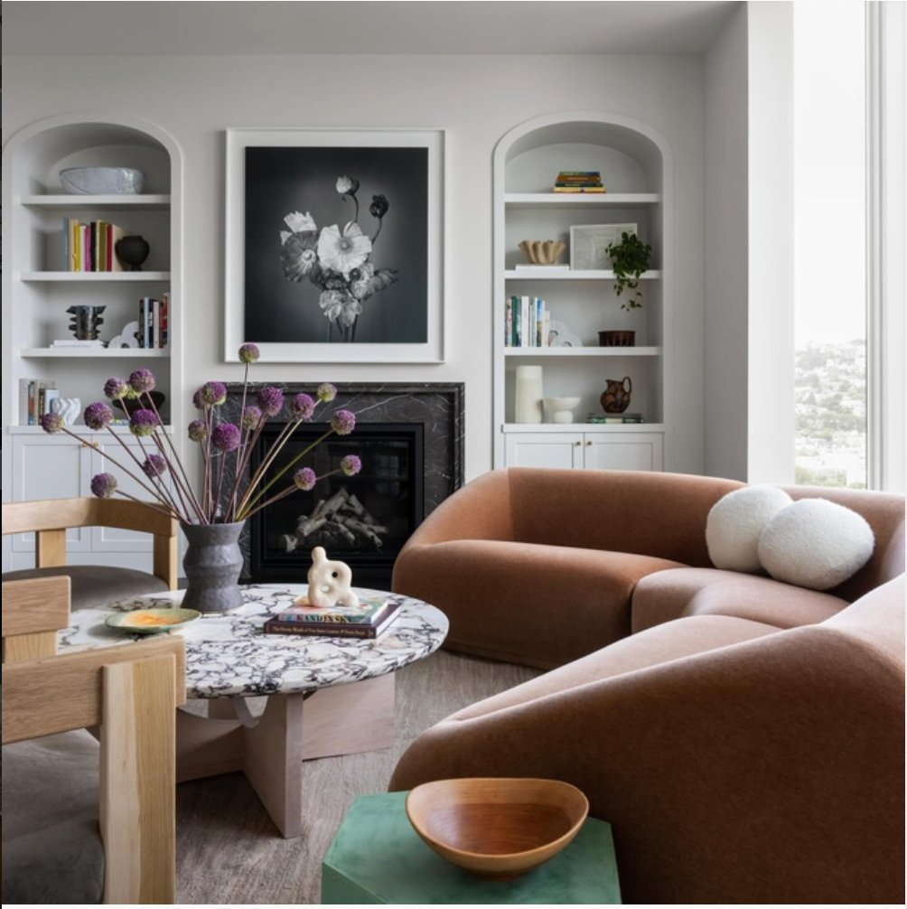 Graceful curves, timeless details, and so much character &mdash; absolutely in love with this space! 
#inspo via + Photographer @bessfriday
Design: @katiemartinezdesign 
Architecture: @wadedesignarchitects_ 
Styling: @rachel_forslund 
Post Production