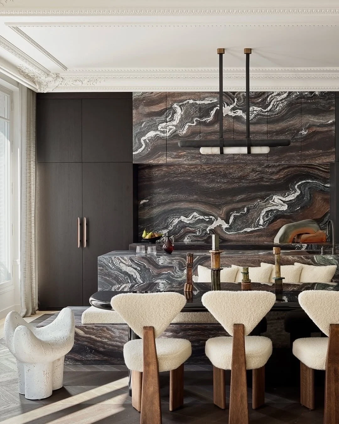 A bold stone calls for a considered palette of materials and color to support it throughout the space.
#inspo via @ashleytstark #originalby @felixmillory