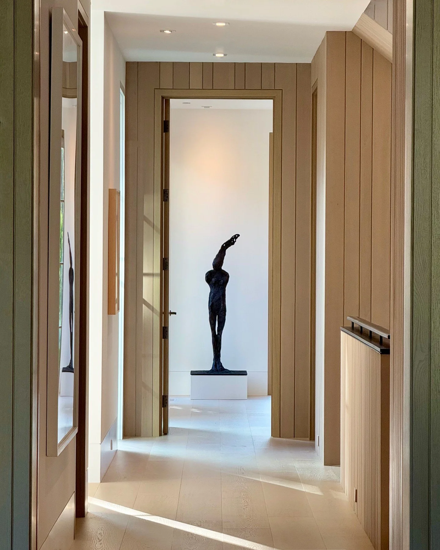 A thoughtfully placed sculpture draws the eye before it drifts to the impeccable detailing of the millwork.
#inspo #originalby @pacificpeninsulagroup
sculpture by #NathanOliveira
Architect + Interior |Pacific Peninsula Architecture, Pacific Peninsula
