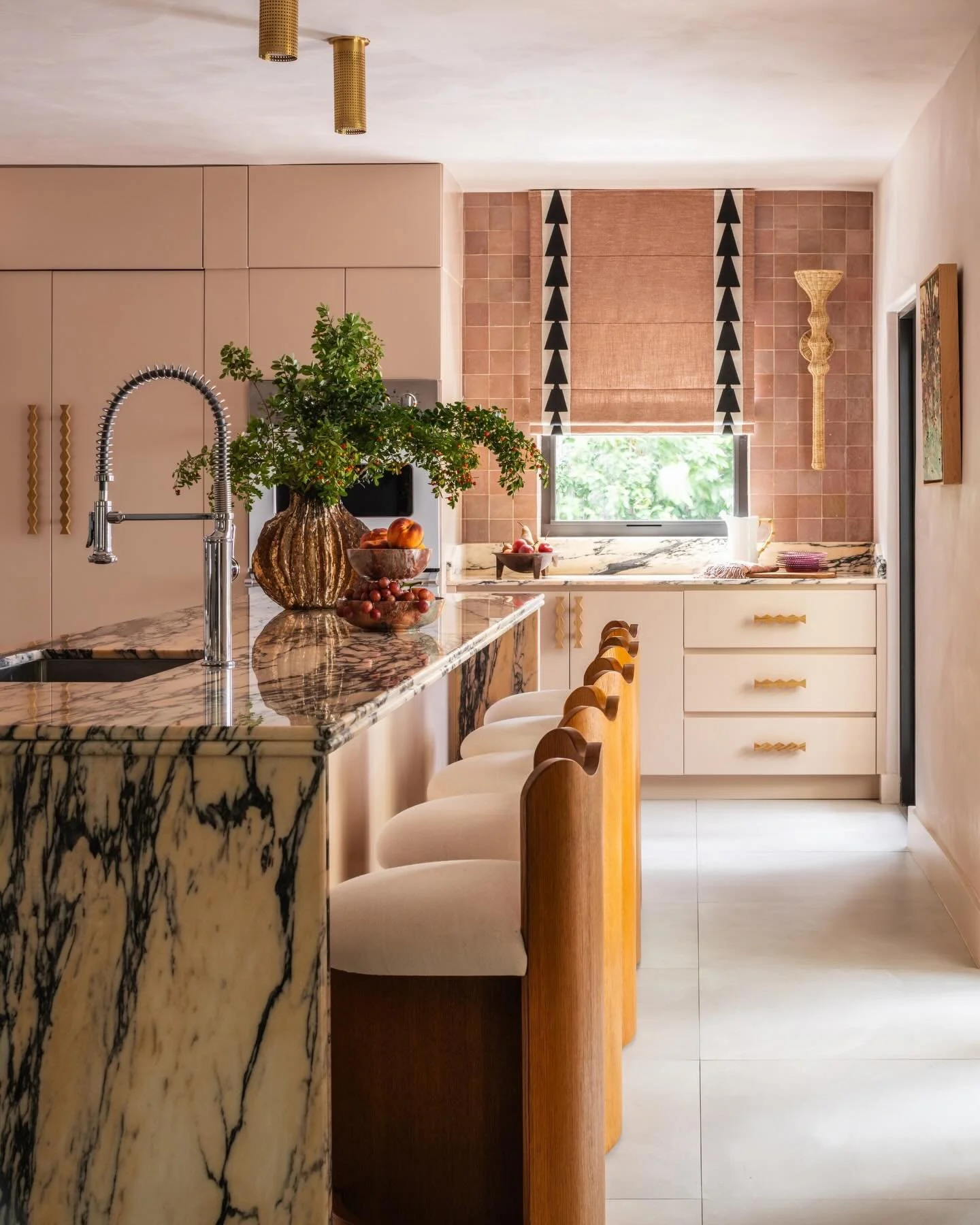 We appreciate a bold, colorful design aesthetic grounded in balance and intention. #inspo via @karenaspreastudio
design @moniomidesign
📸 @jeannnes