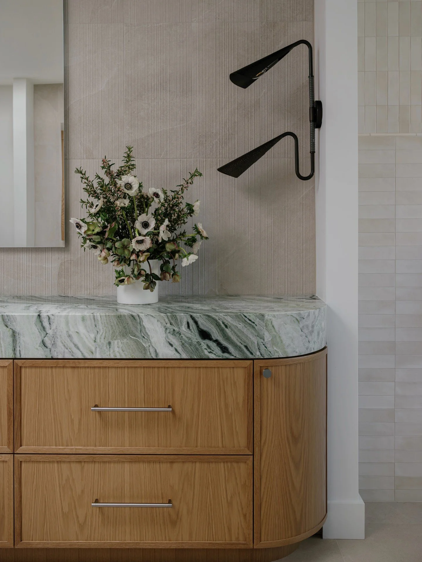 Custom details make for magical design moments. #inspo #originalby @traciconnellinteriors
📸 @beccaleaphoto