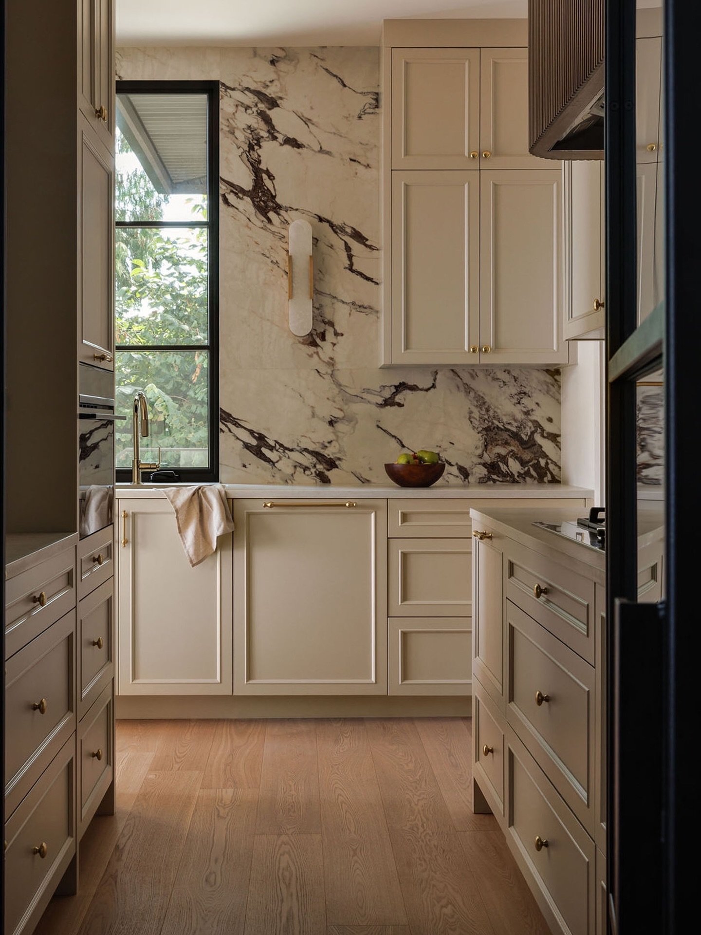 The perfect off-white cabinets. #inspo via @ruemagazine
Interior Design @ayshdesign 
Photography @mmk_creative 
Builder @msgdevelopments 
Architect @phaseonedesign