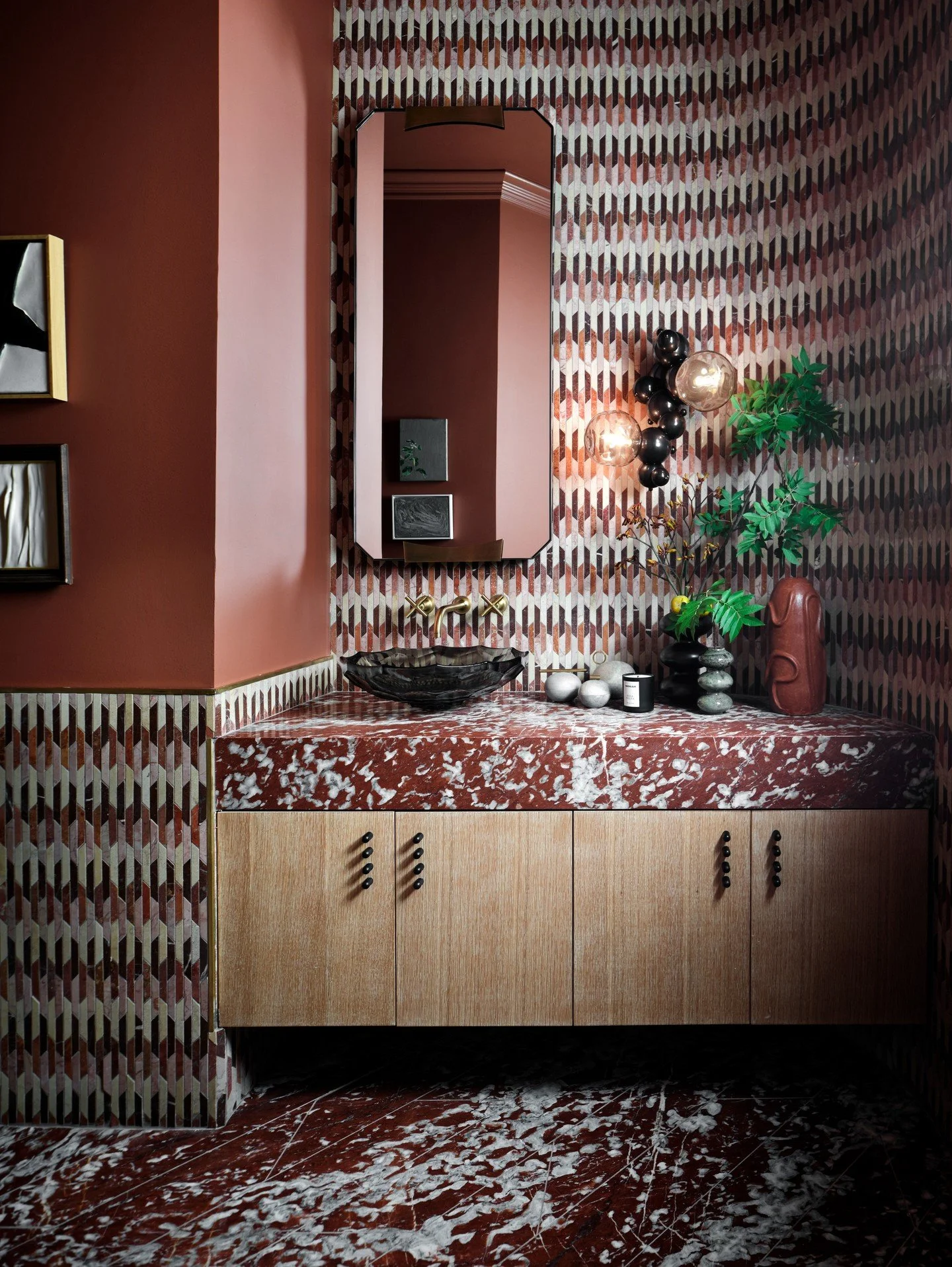 A bespoke space, complete with pattern drenching, color drenching, and artful details. #inspo #originalby @atelier_davis
@neststudiohardware
Photo: @stephen_karlisch_photo⁠