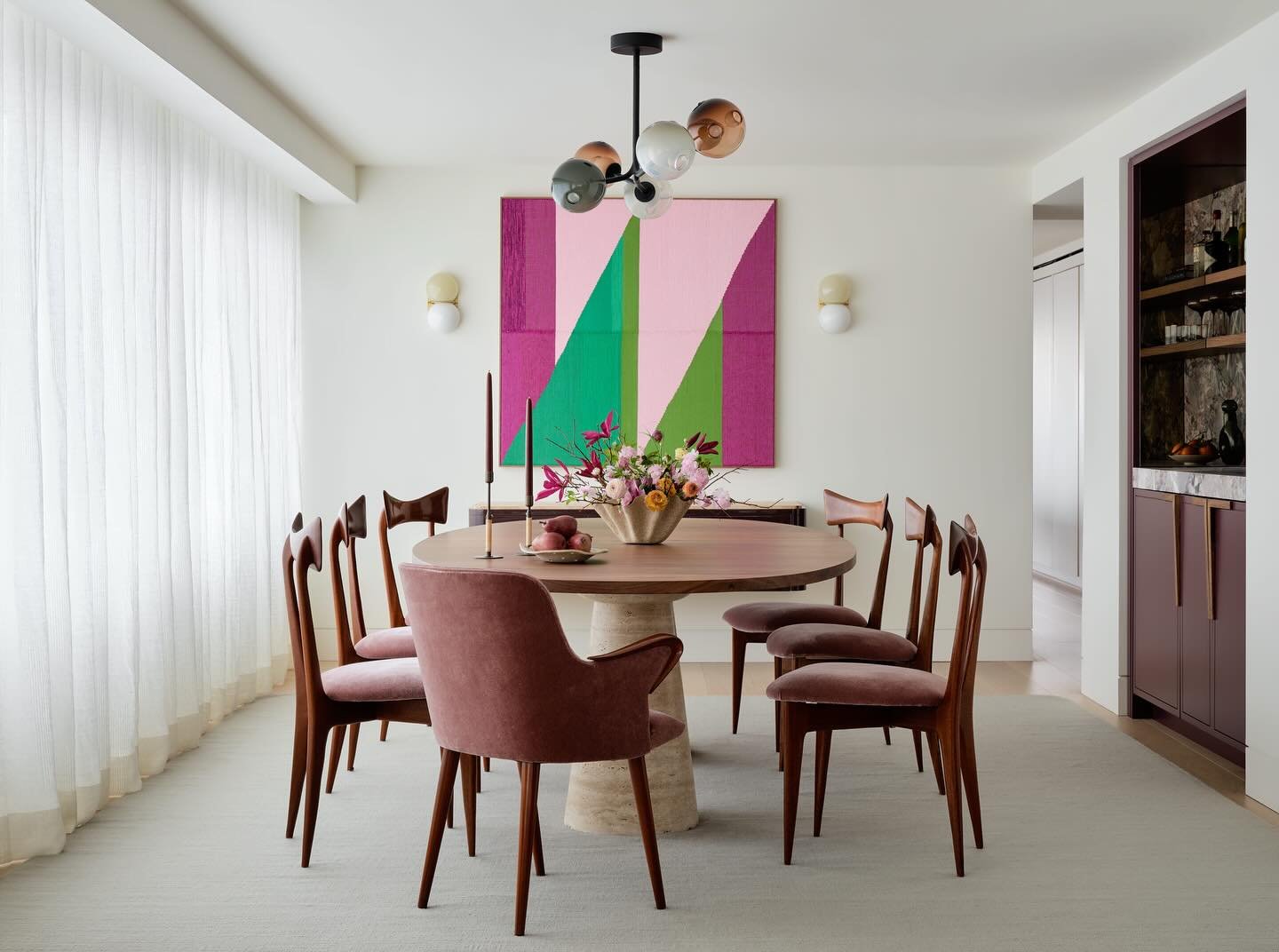 We're loving dusty mauve as a neutral, and a pop of color in geometric art. #originalby @changoandco
Photo r@eadmckendree