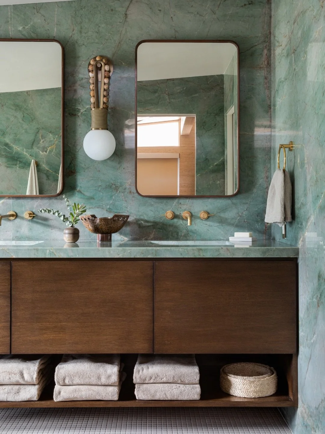 The secret to a successful color-drenched room?
Layering.
Natural wood tones that connect to the stone's veining. Soft  brass repeated throughout the space. And plenty of creamy neutrals woven in through texture and materiality to create contrast and
