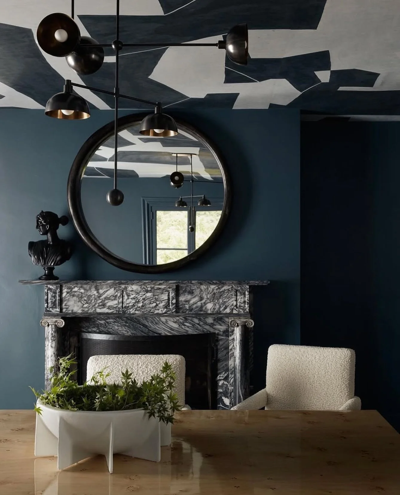 We love an unexpected ceiling moment. #inspo via @porterteleo
design: @widellboschetti! 
photo @brianwetzelphoto