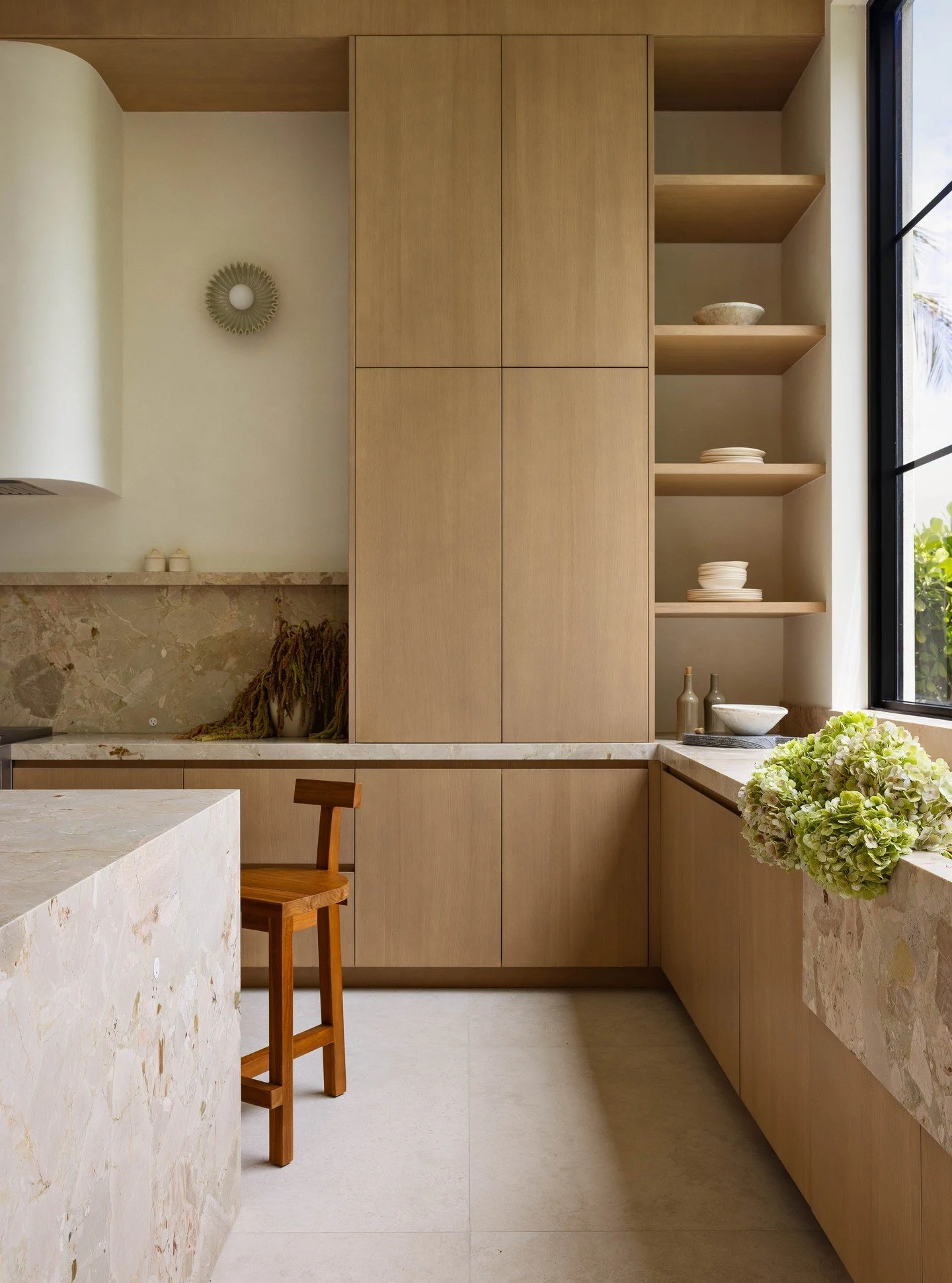 Beautifully organic and a lovely solution to a tricky kitchen corner.
#originalby @radoniinteriors
developer: @prpsdevelopment 
interior design: @radoniinteriors 
builder: @vdmconstruction 
photography: @hayleyellenday