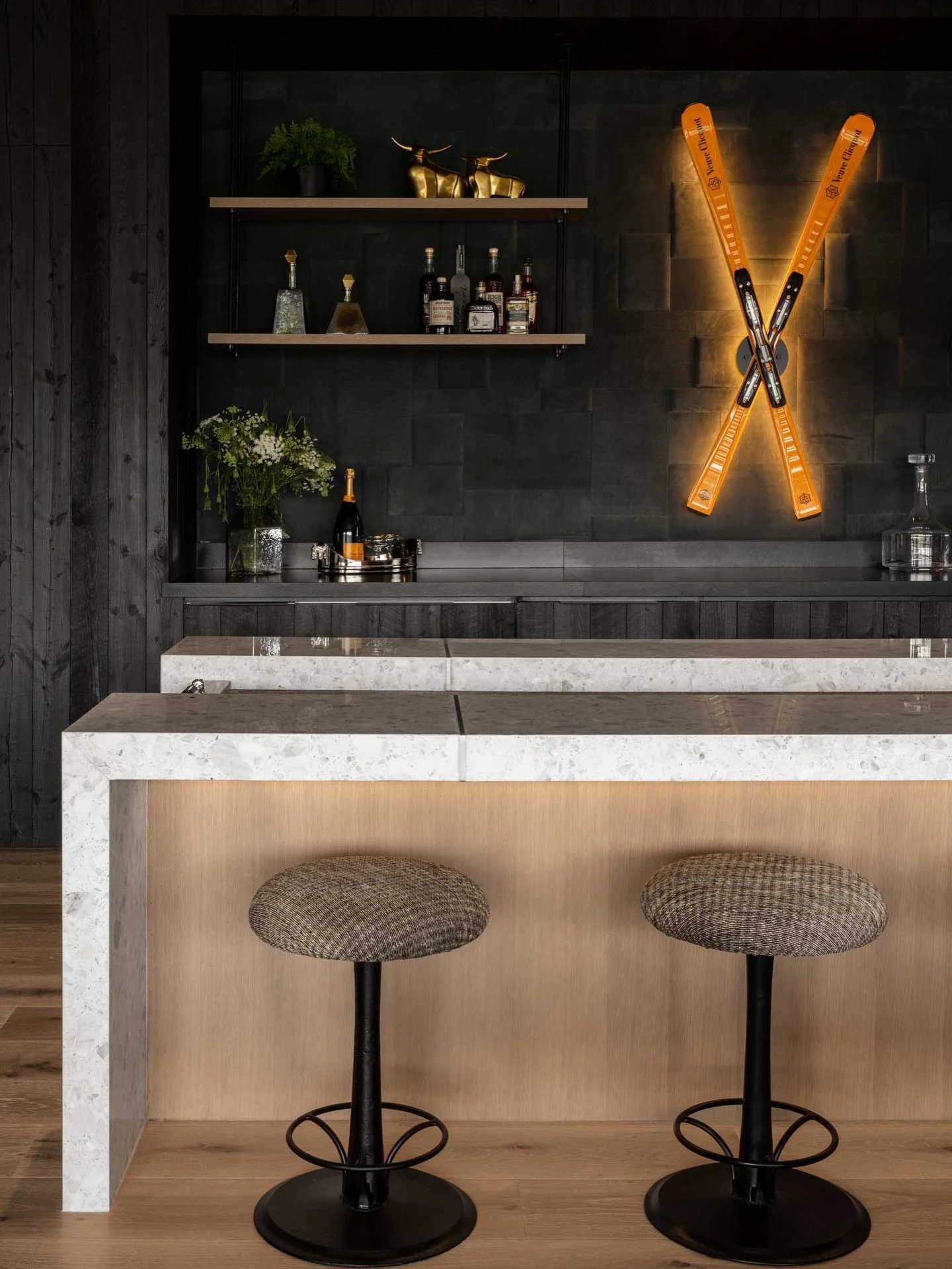 Arcade Chic. This luxe game room elevates entertainment. #inspo #originalby @blackbanddesign
Interior Design @blackbanddesign
Architect @brandonarchitects
Builder @landmarkswest
Photographer  @lucycall