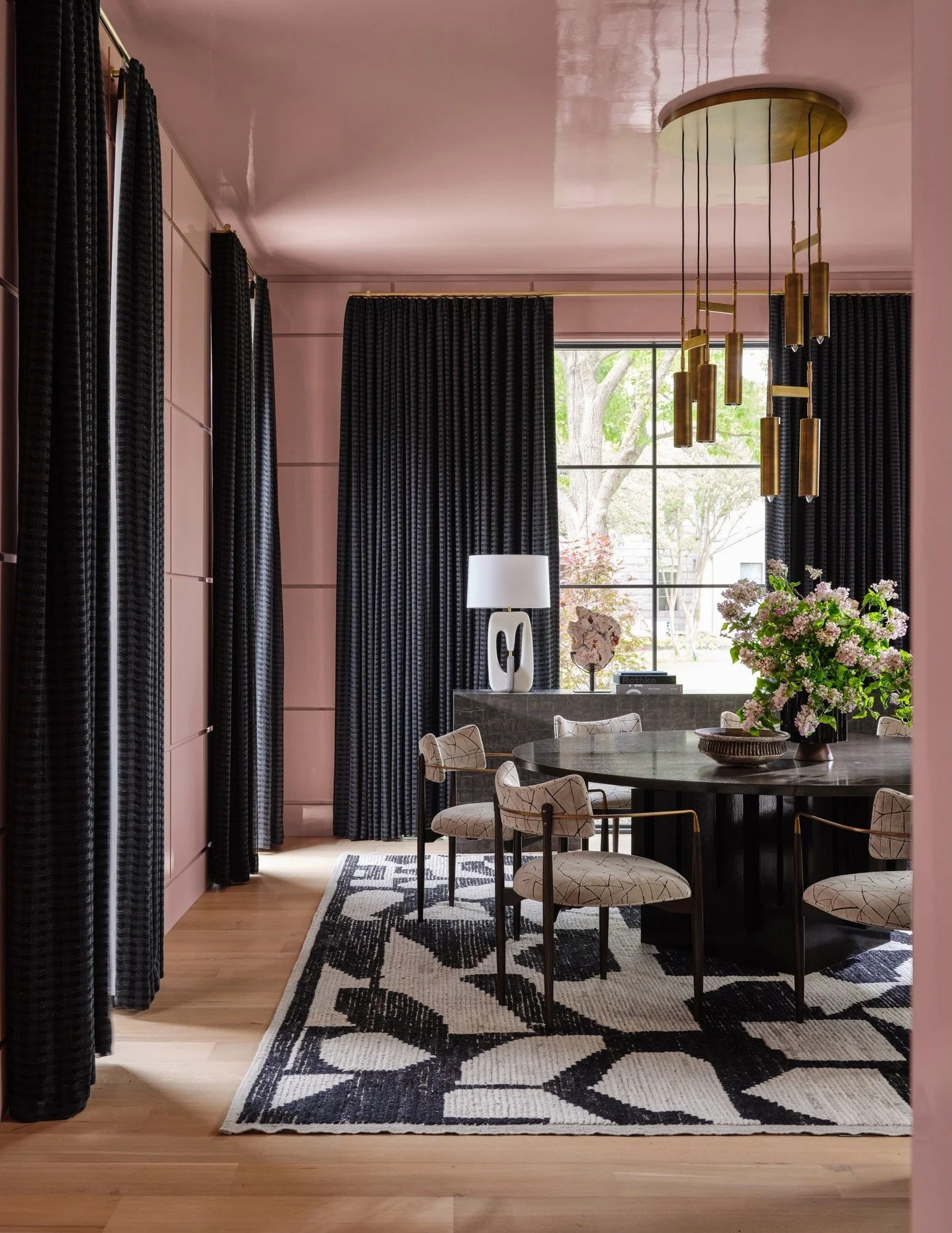A single bold design decision, balanced by timeless materials, creates a space with depth, personality, and lasting appeal. #inspo via @businessofhome
🖼️ by @studio_thomas_james 
📸 @nathanschroderphoto, Courtesy of Studio Thomas James