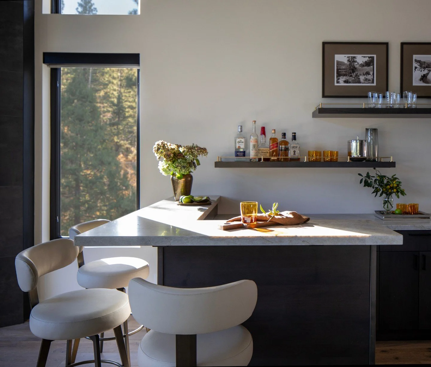 A well-designed bar creates a natural place to gather, serve, and entertain. At our #lakeviewproject, thoughtful planning, layered materials, and smart storage make this space as beautiful as it is functional.
#caseyhowardinteriordesign
Interior Desi