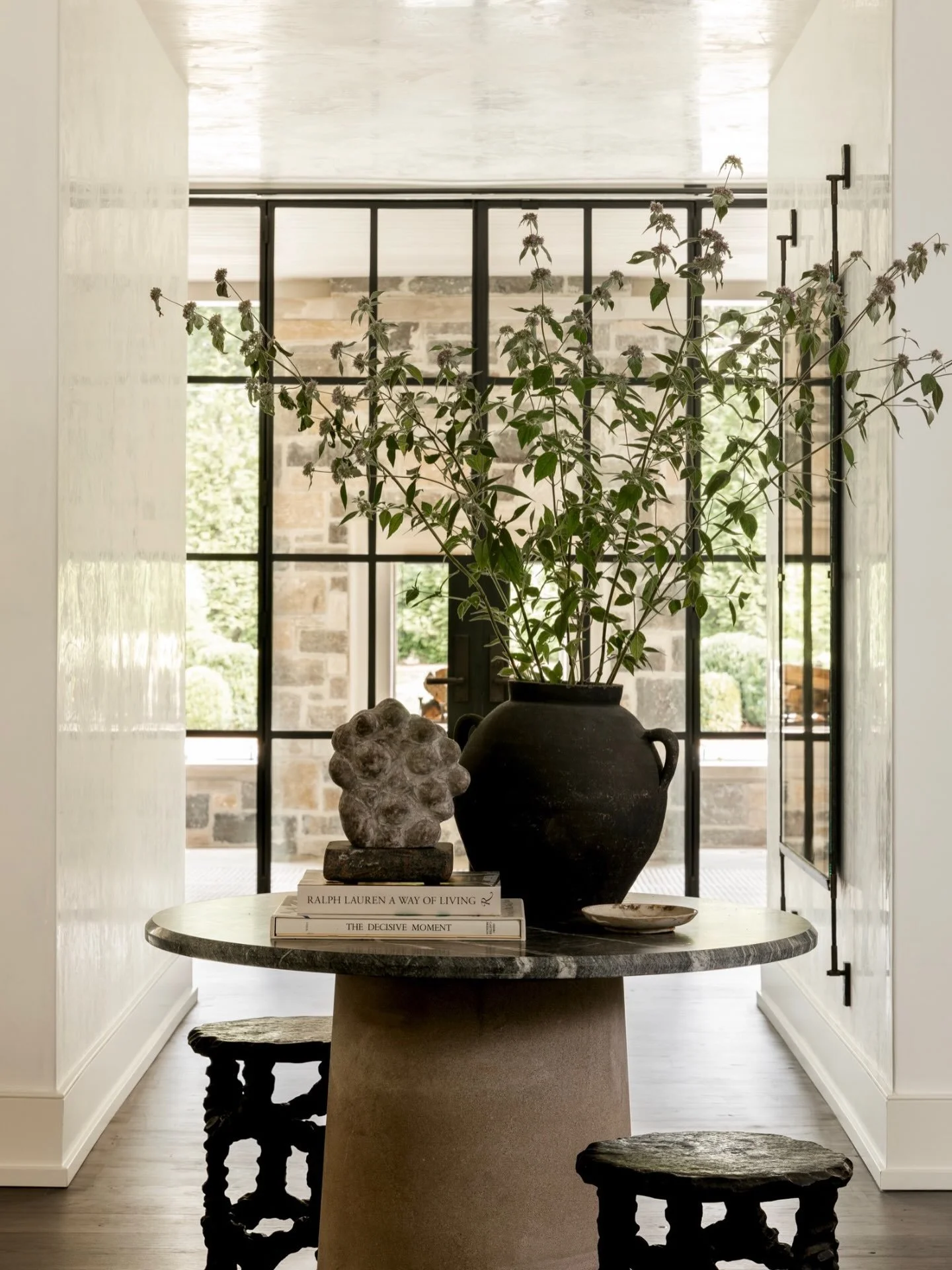 Balanced proportions, natural light, and a central focal point connect the interior to the landscape beyond, creating a thoughtful sense of arrival from the moment you enter.  #inspo #originalby @bureauinteriordesign
📷: @haris.kenjar
