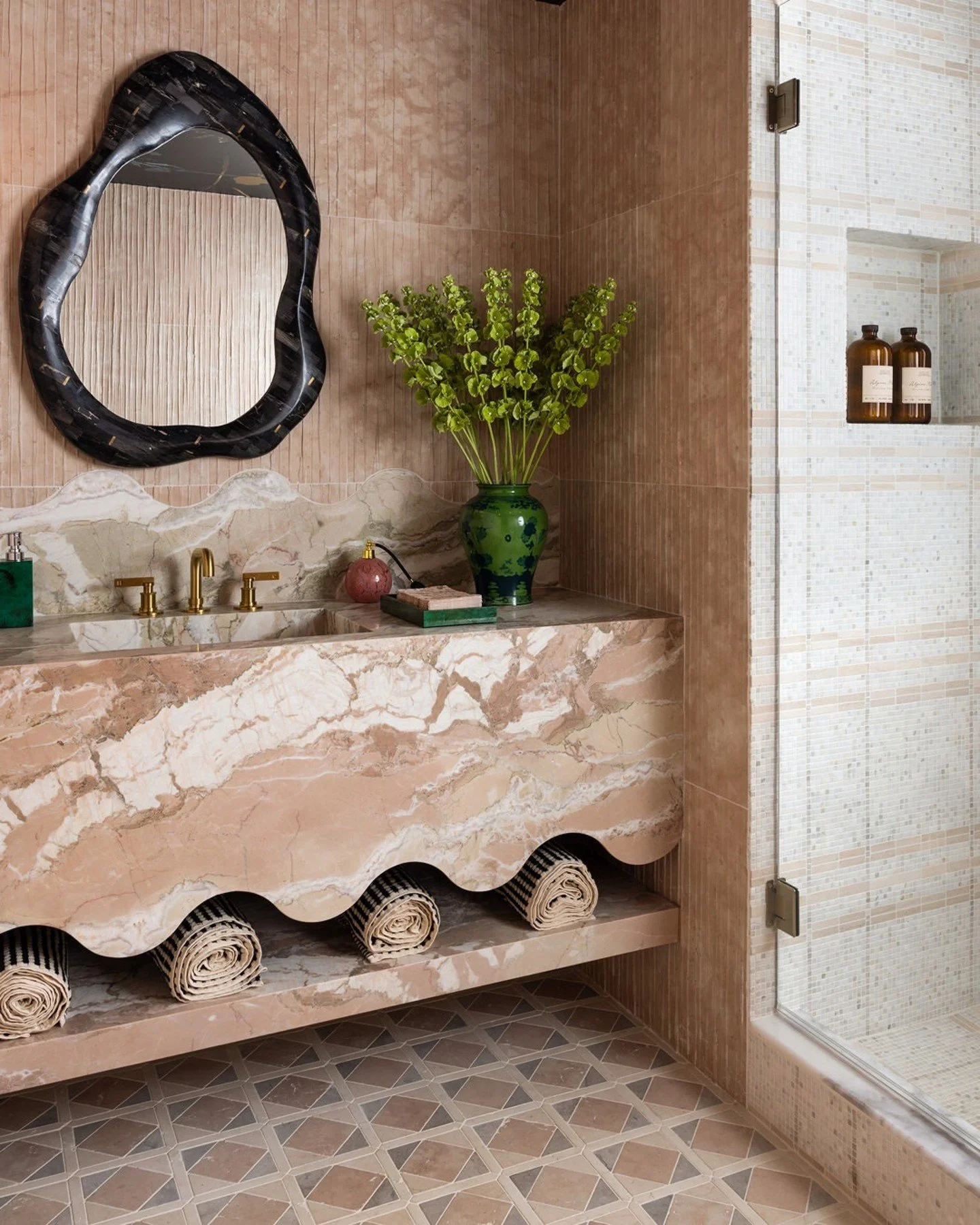 Here, the scallop motif repeats throughout the space, creating rhythm and continuity while adding a layer of personality. We love how thoughtful details like this bring character, warmth, and a sense of individuality to a home. #inspo via @carawoodho