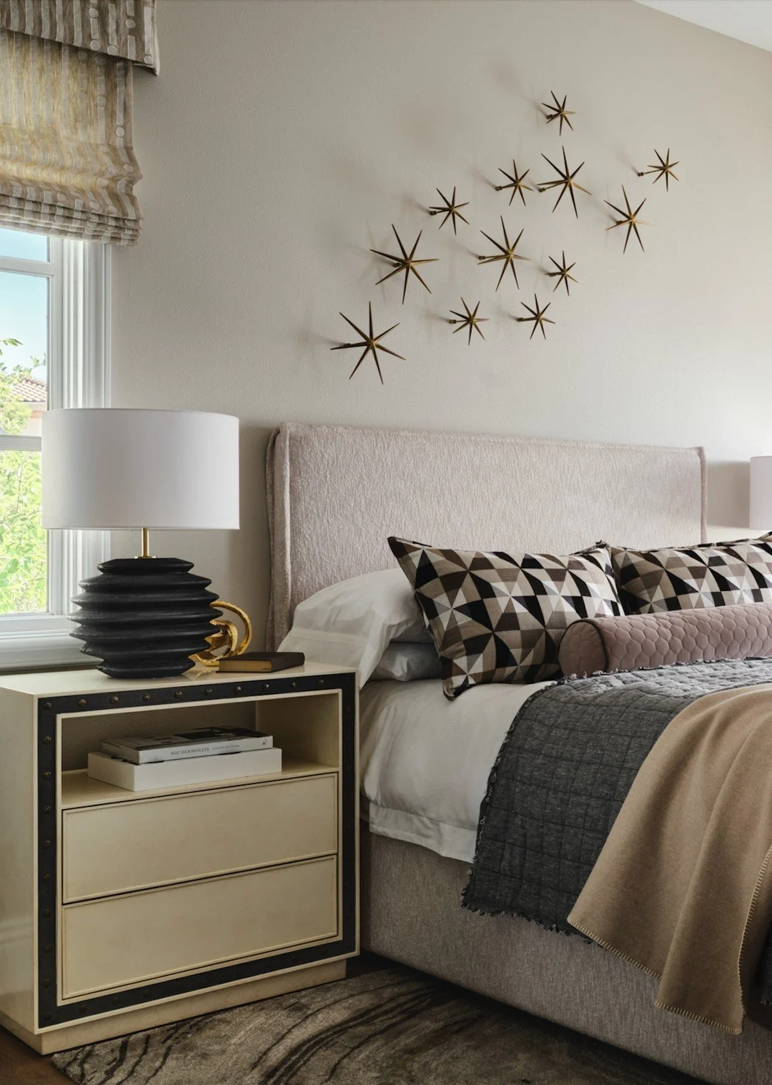 Through a thoughtful mix of textures, materials, and patterns, we create beds that feel beautifully tailored while remaining comfortable, personal, and effortlessly lived-in. #westrubyproject #caseyhowardinteriordesign 
published in: @luxemagazine
📸