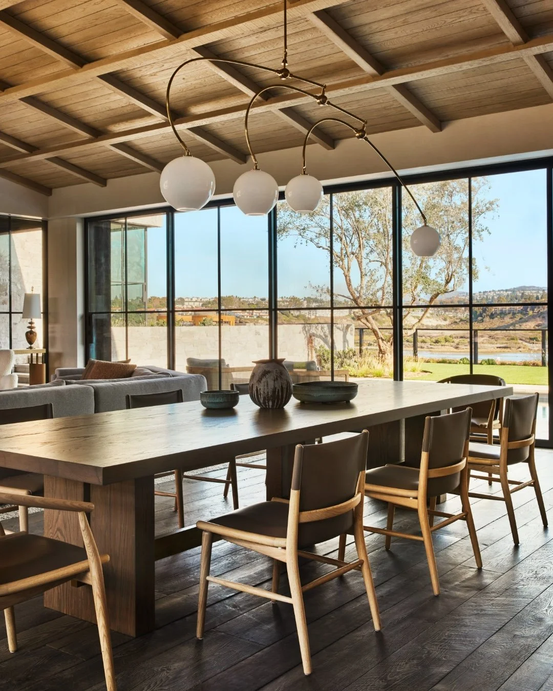 A softer take on coastal living. Natural woods, organic textures, sculptural curves, and a restrained palette create a home that feels collected rather than themed. So beautifully done.
Design + 📷 @discinteriors
Architecture @ericolsendesign
Constru