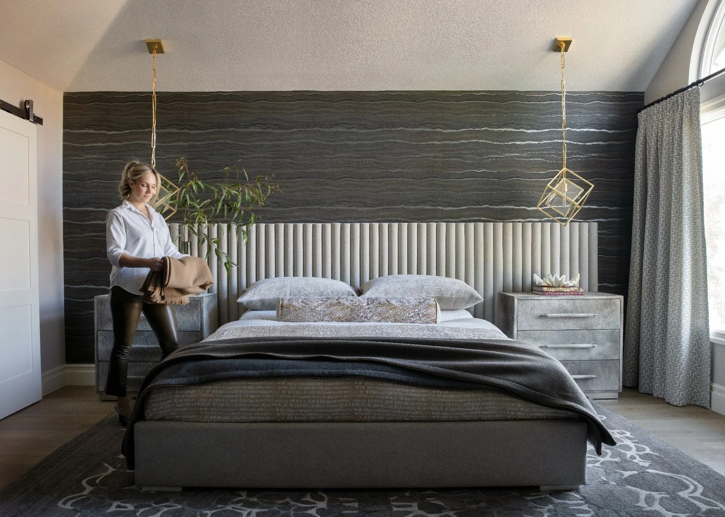 Proof that a restful bedroom doesn&rsquo;t have to be overly quiet. Texture and subtle variation bring this space to life. #weatherlyproject #caseyhowardinteriordesign
📸: @kuohphotography
styling: @allegrahsiaostylist