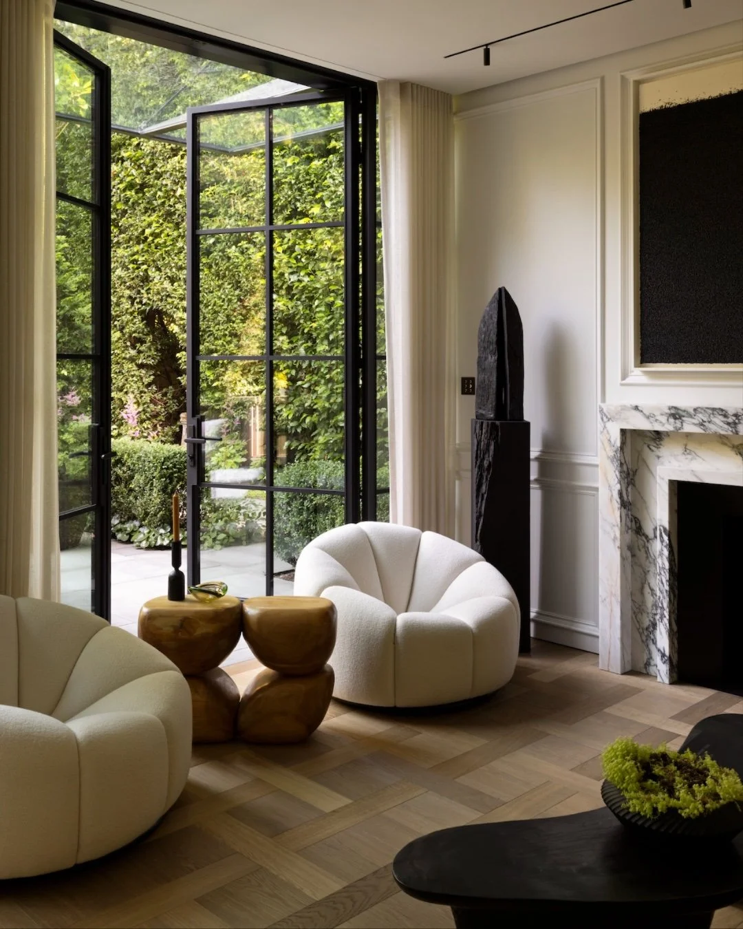 Floor-to-ceiling glazing blurs the lines between inside and out.
design @evokeid
 🛠️ Linden Construction
Landscape Architecture @paulsanghacreative 
Photography @emaphotographi
📷 @designmilk