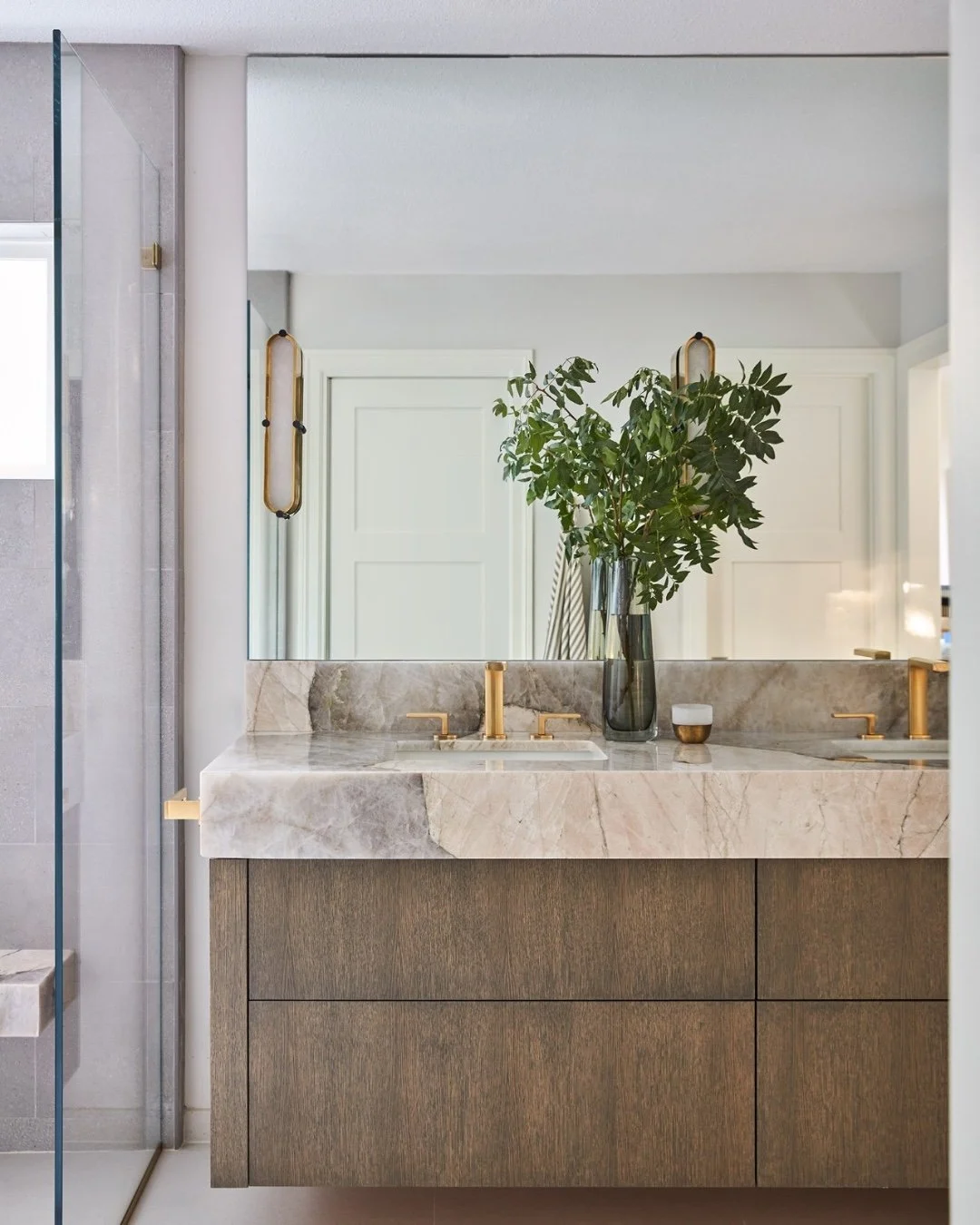 A collection of some of our favorite vanities: functional, beautiful, unexpected details.
photography by: @kuohphotography, @douglasfriedman, @dyerphoto
styling: @allegrahsiaostylist, @bethprotass