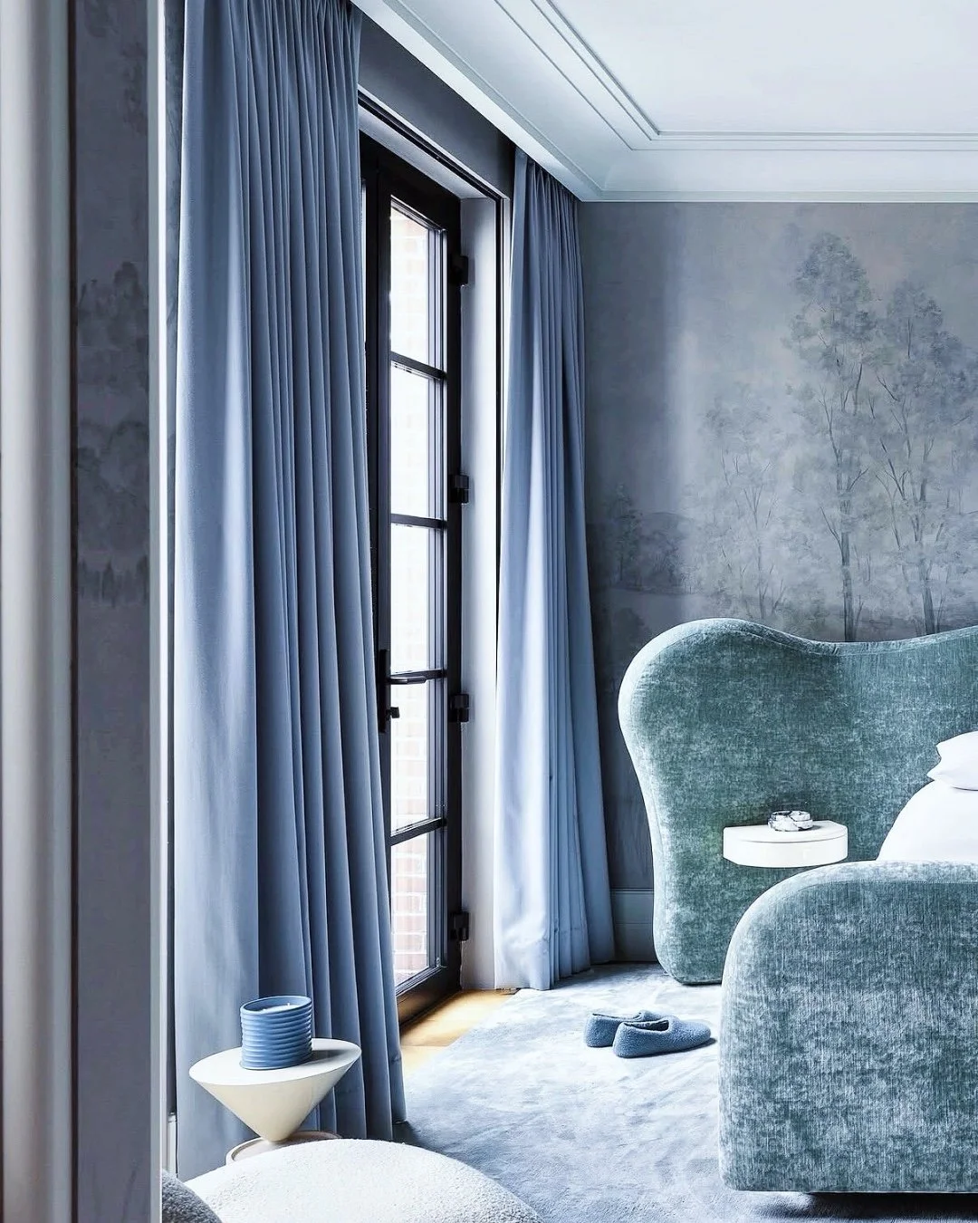 Feeling blue, in all the best ways. This tonal bedroom is a dream.
#inspo via @sundaypunch.co
@hayleyellenday 
handpainted mural @james_mobley_design 
📷 @lmdesignstudio.no