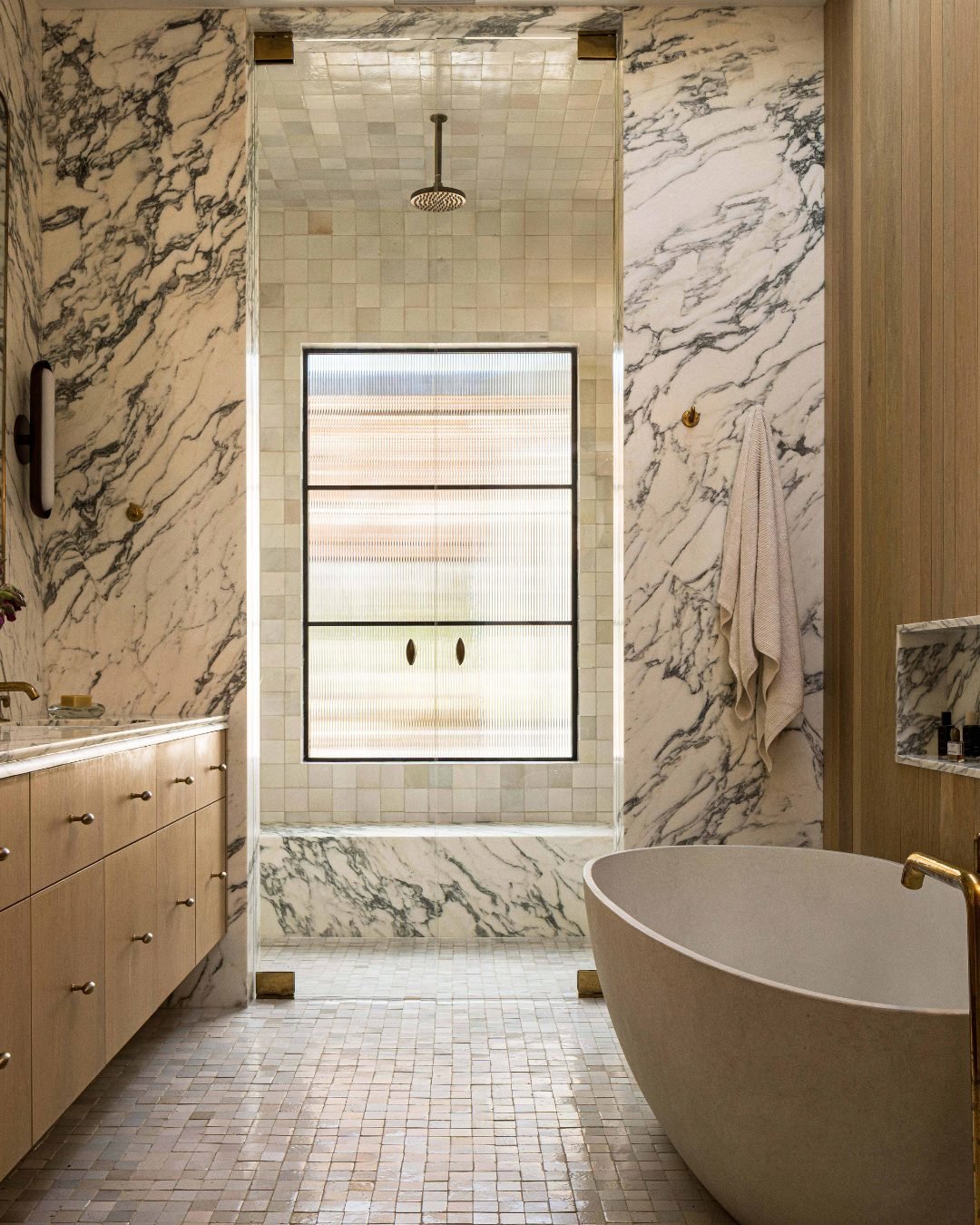The expanse of high ceilings and marble-clad walls is grounded by a smaller-format tile floor, creating warmth and intimacy through a thoughtful contrast in scale.
#inspo via @housebeautiful
🏠 @hommeboys
📸 @adampottsphoto