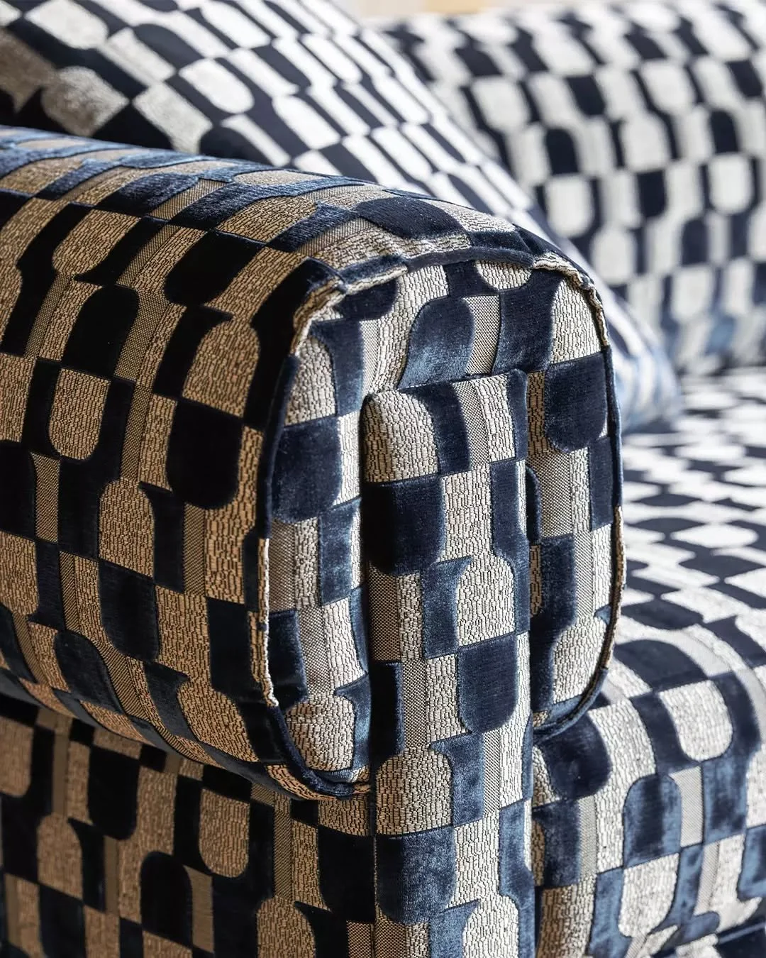 Beautiful geometry and rich texture, this stunning fabric from @blackedition_byromo has found its way onto our mood boards.
inspo via 📷 @blackedition_byromo
@desousahughes