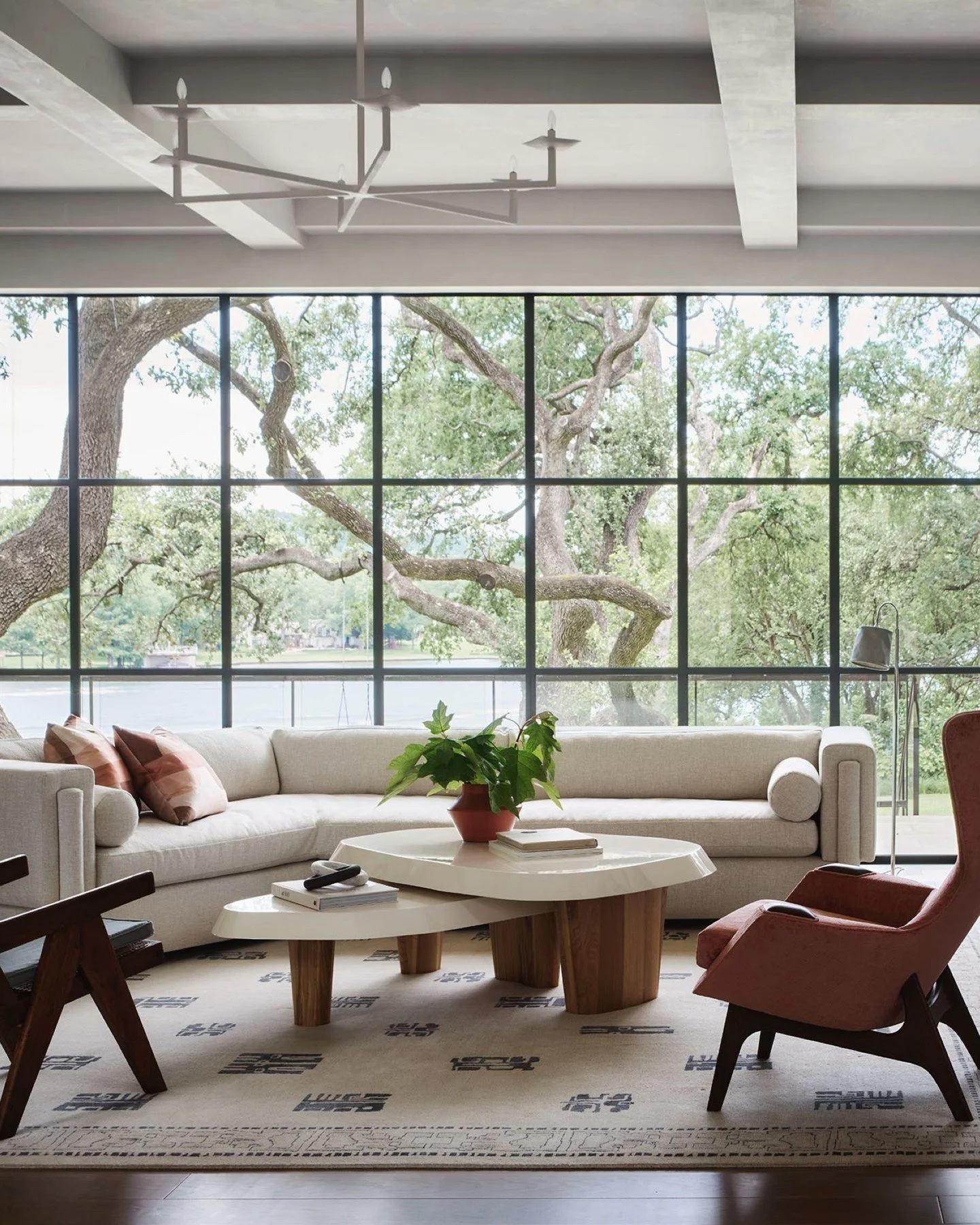 Beautifully layered and thoughtfully designed, this Austin home pairs a neutral, high-contrast palette with light-filled interiors, allowing texture and materiality to take center stage.

#inspo via @ryanstreetarchitects
Interior Design: @studioseide