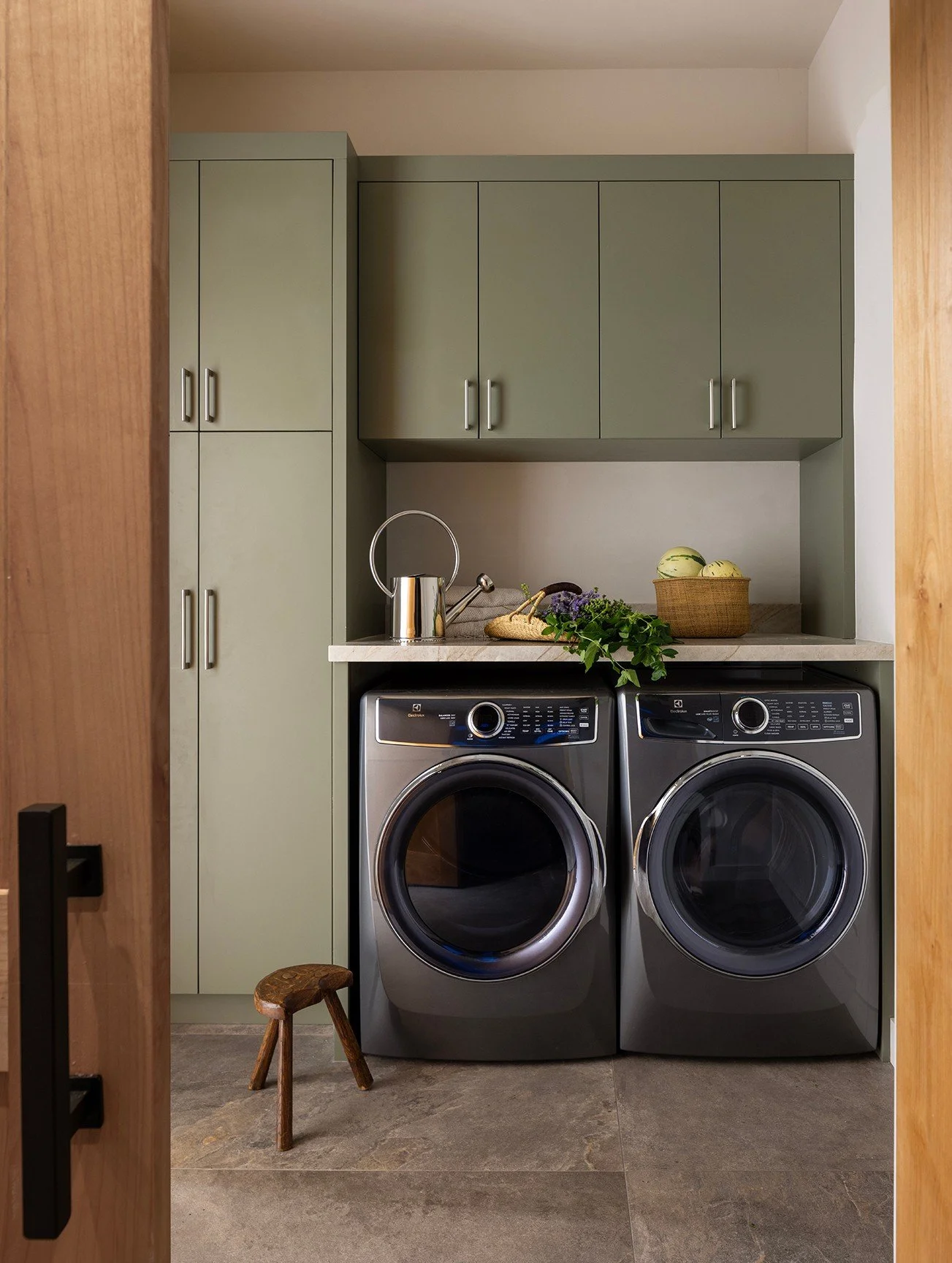 The everyday spaces deserve just as much thought as the showstoppers. Thoughtful details in a laundry room can elevate even the most utilitarian moments.
#caseyhowardinteriordesign #lakeviewproject
Interior Design: @caseyhowardinteriordesign
Builder: