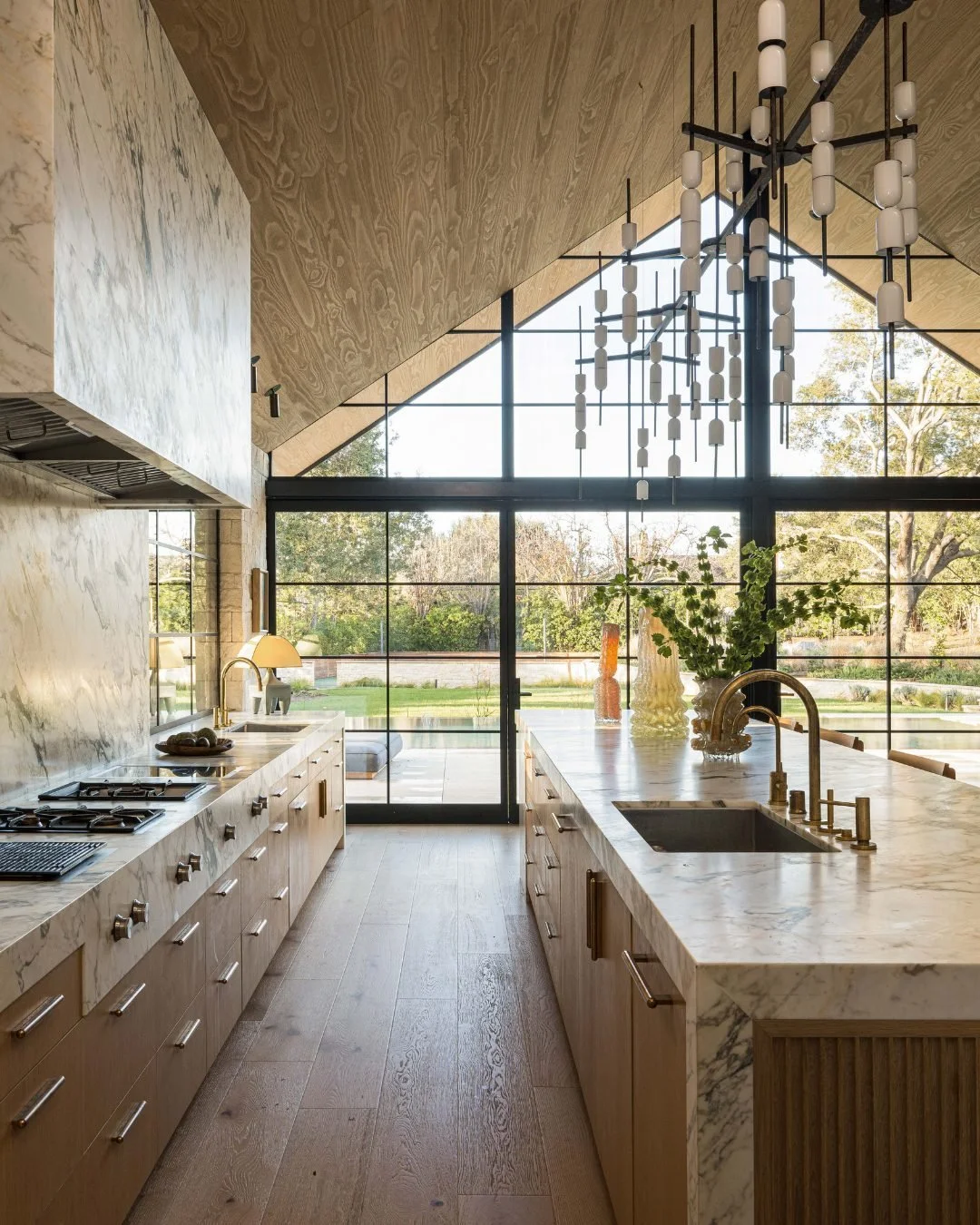 The ceiling height and volume bring a striking sense of scale and grandeur to this stunning kitchen.
#inspo via @housebeautiful
🏠 @hommeboys
📸 @adampottsphoto