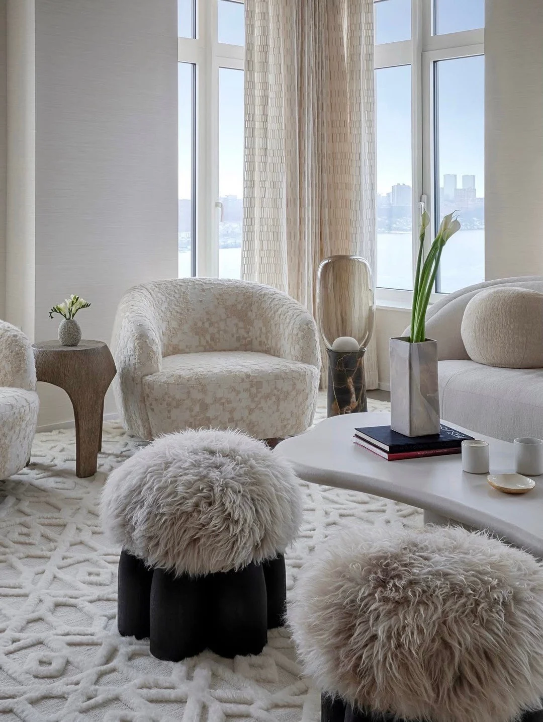 Quiet in color, rich in texture 🤍
#inspo via  @hollyhuntdesign
Interior Design: @deanalenzinteriordesign
Photography: @dluxcreative