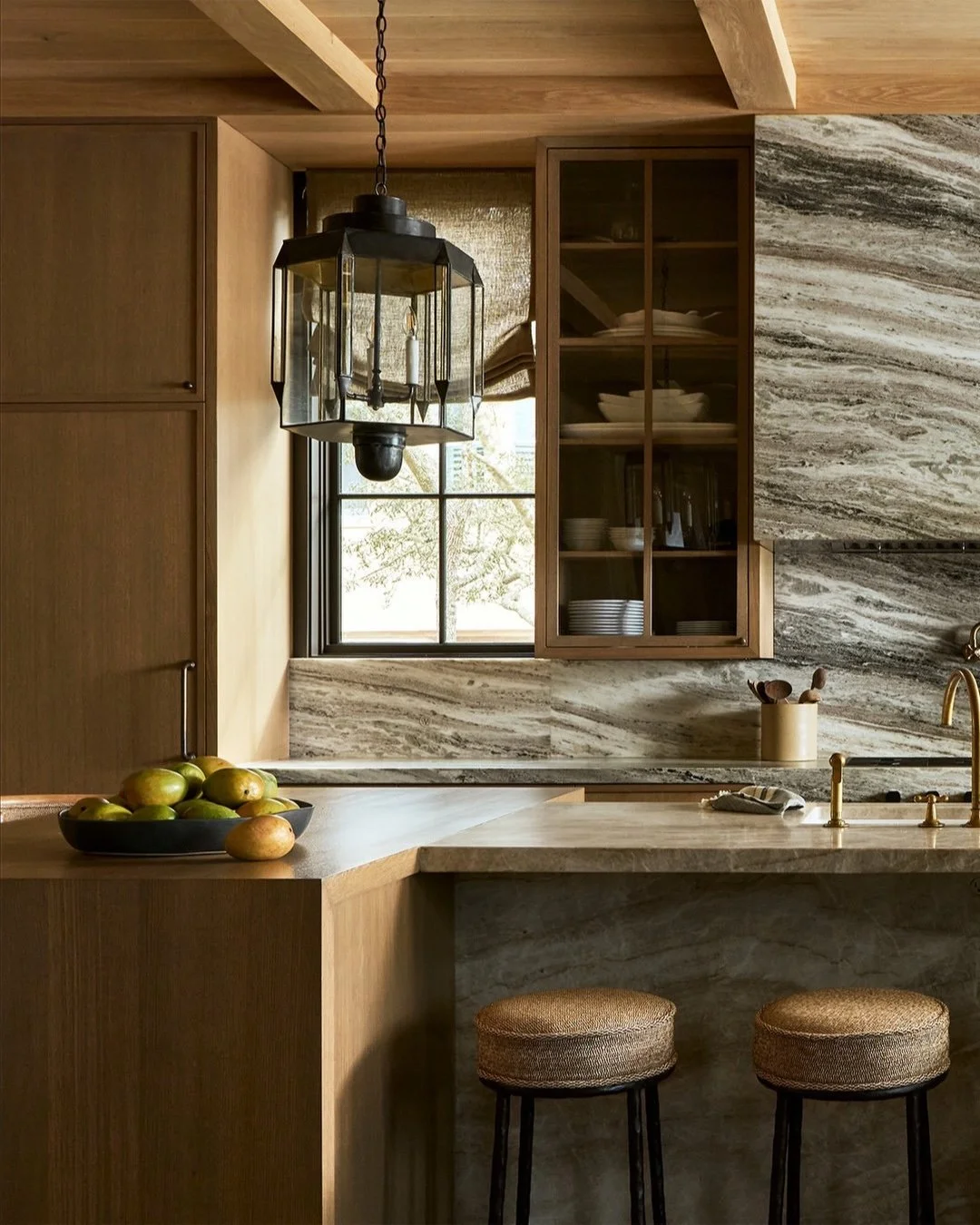 Stone + warm wood tones 🤎
#inspo via @aliharper⠀⠀⠀⠀⠀⠀⠀⠀⠀
Client: @pfeffertorode 
Interiors: @apriltomlininteriors 
Builder: @hufhamfarris
Landscape architect: @daighrick.la
Image: @aliharper