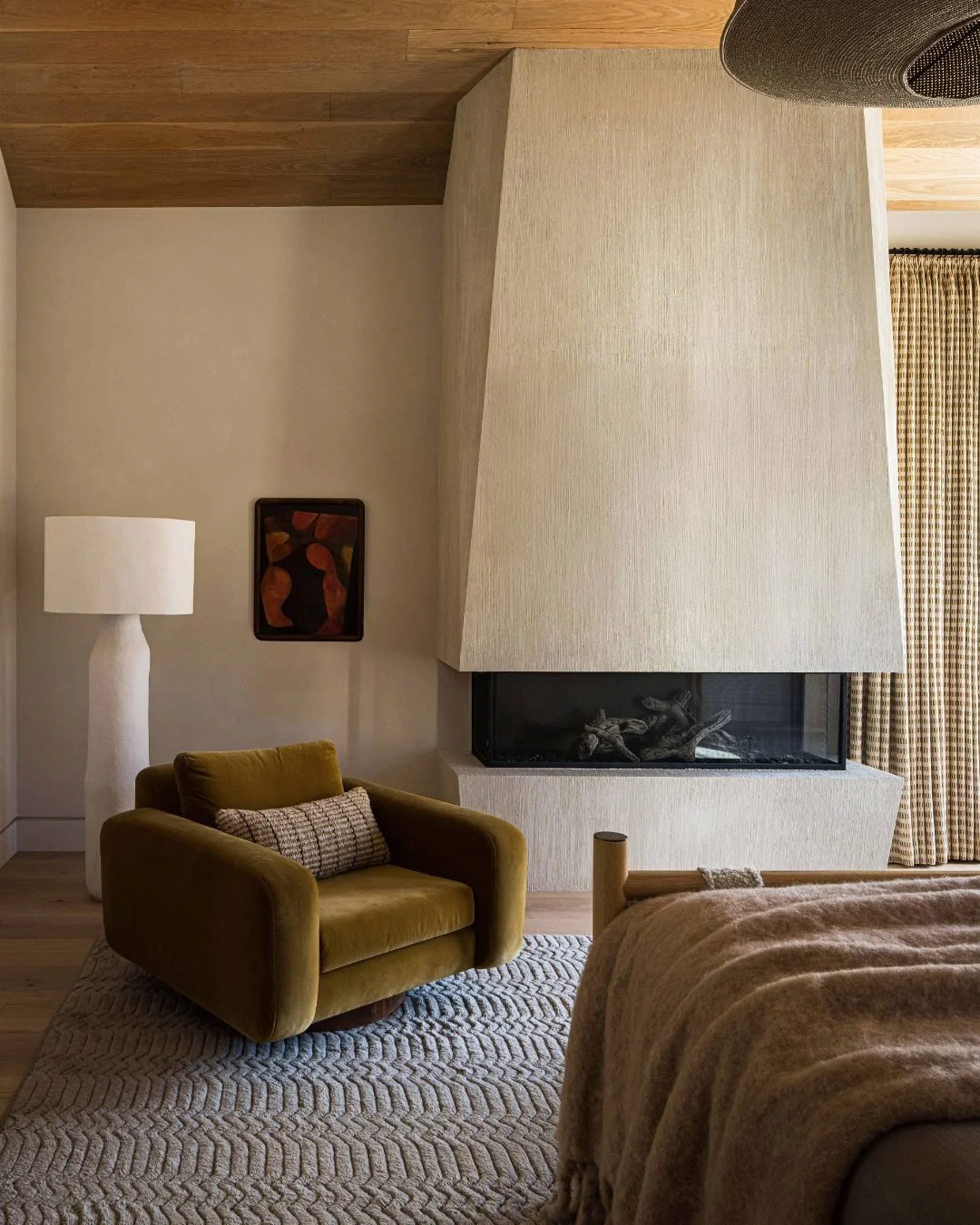 A bold and unexpected fireplace shape? We&rsquo;re here for it.
#inspo via @housebeautiful
🏠 @hommeboys
📸 @adampottsphoto