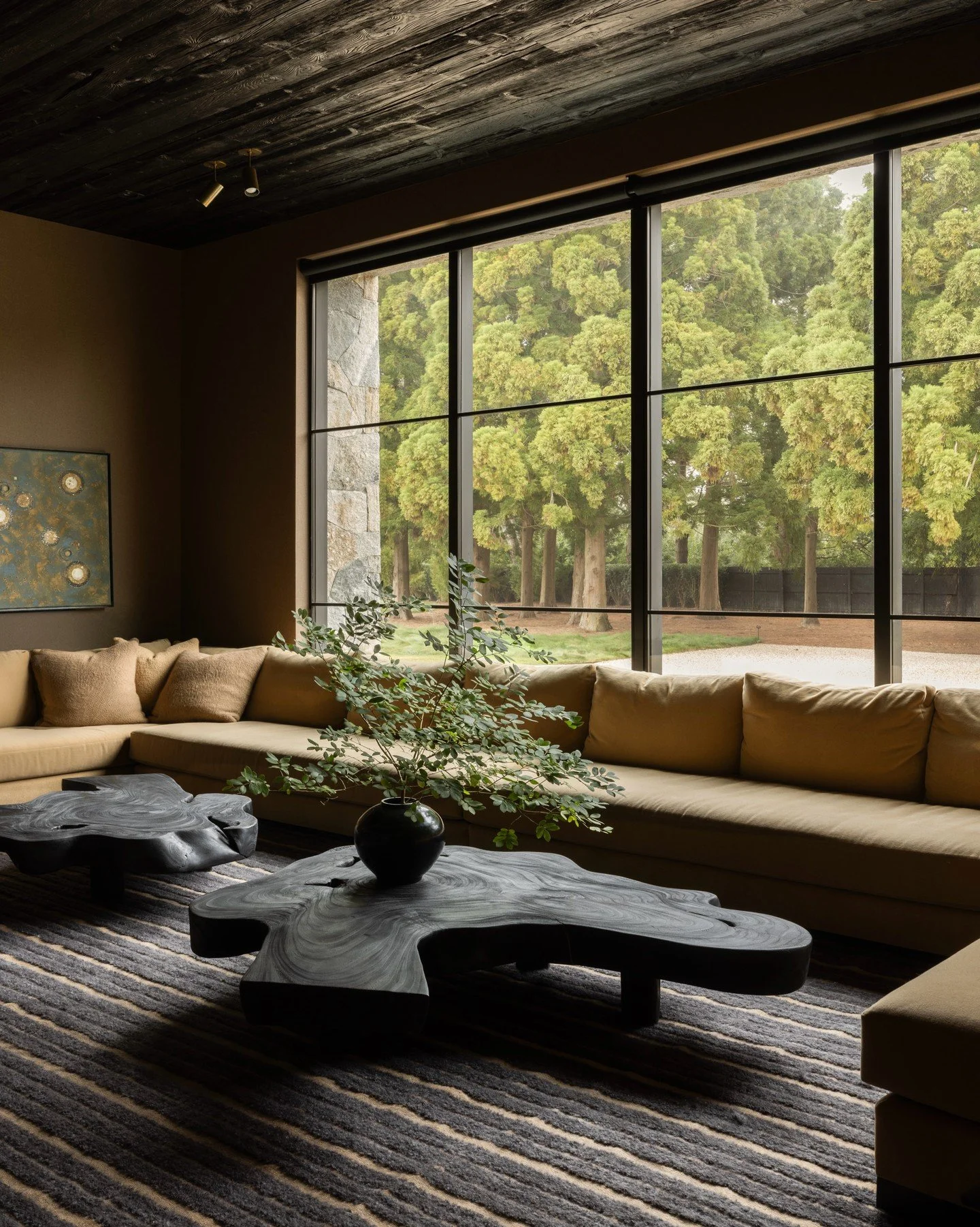 Low-slung wabi-sabi grounds the interior while framing the natural beauty beyond the window.

Photo by @shadedeggesphotography
#inspo via @danscottidesign