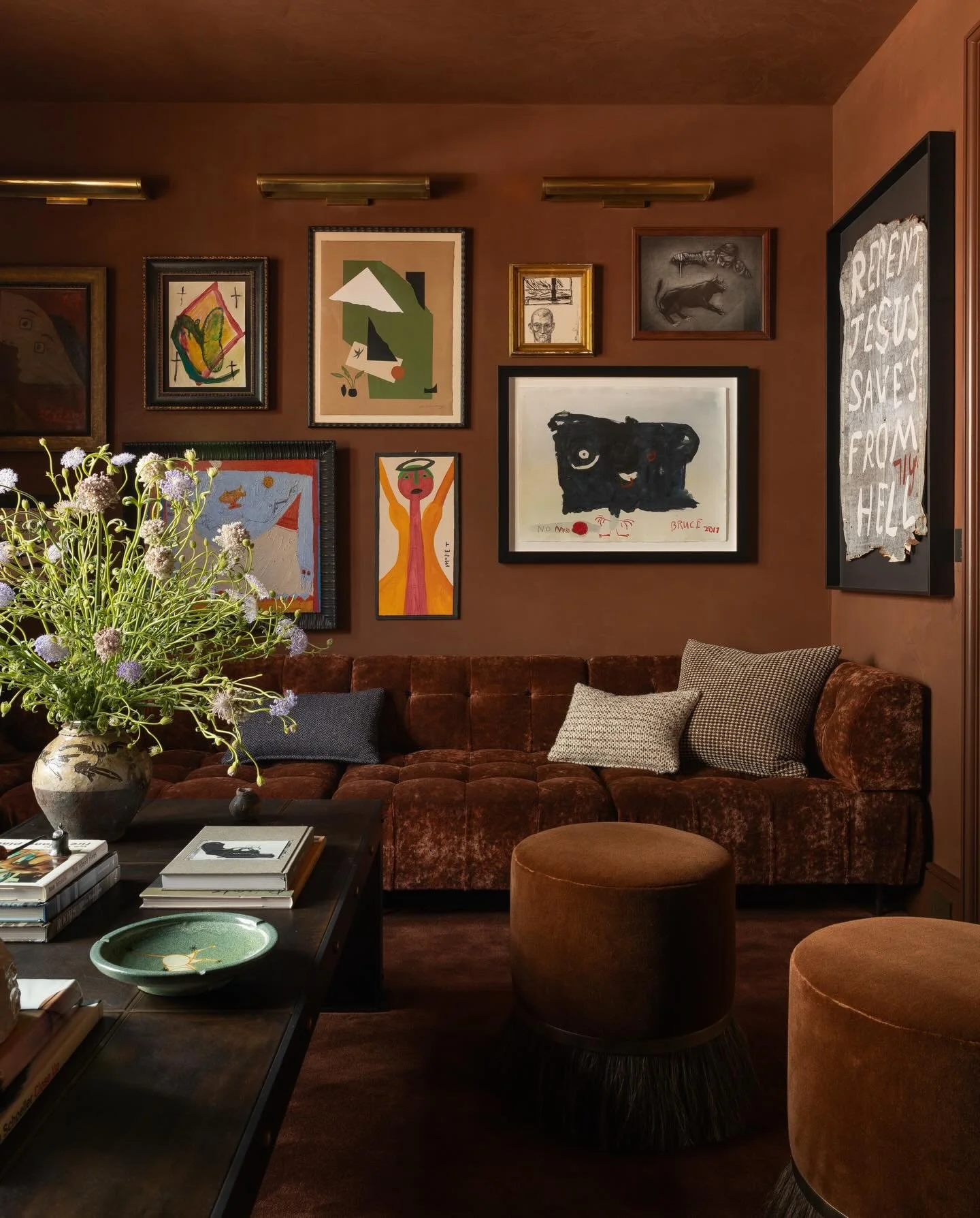 A case for color drenching done right. Rich rust tones, layered textures, touches of green, and art that makes the space feel collected and timeless.

#inspo, #originalby interior design: @seanandersondesign
📷: @haris.kenjar
featured in: @archdigest