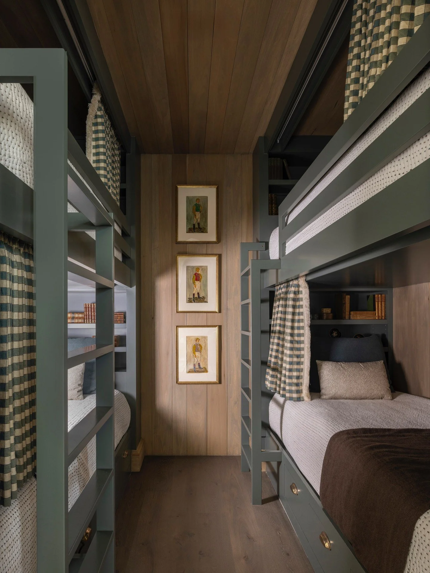 Short on space but need to sleep several? An elevated bunk room like this one makes the most of every square inch while adding some fun and personality.
#inspo #designby:
Designer: @marieflaniganinteriors
Architect: @jeffreydungan
Landscape Architect