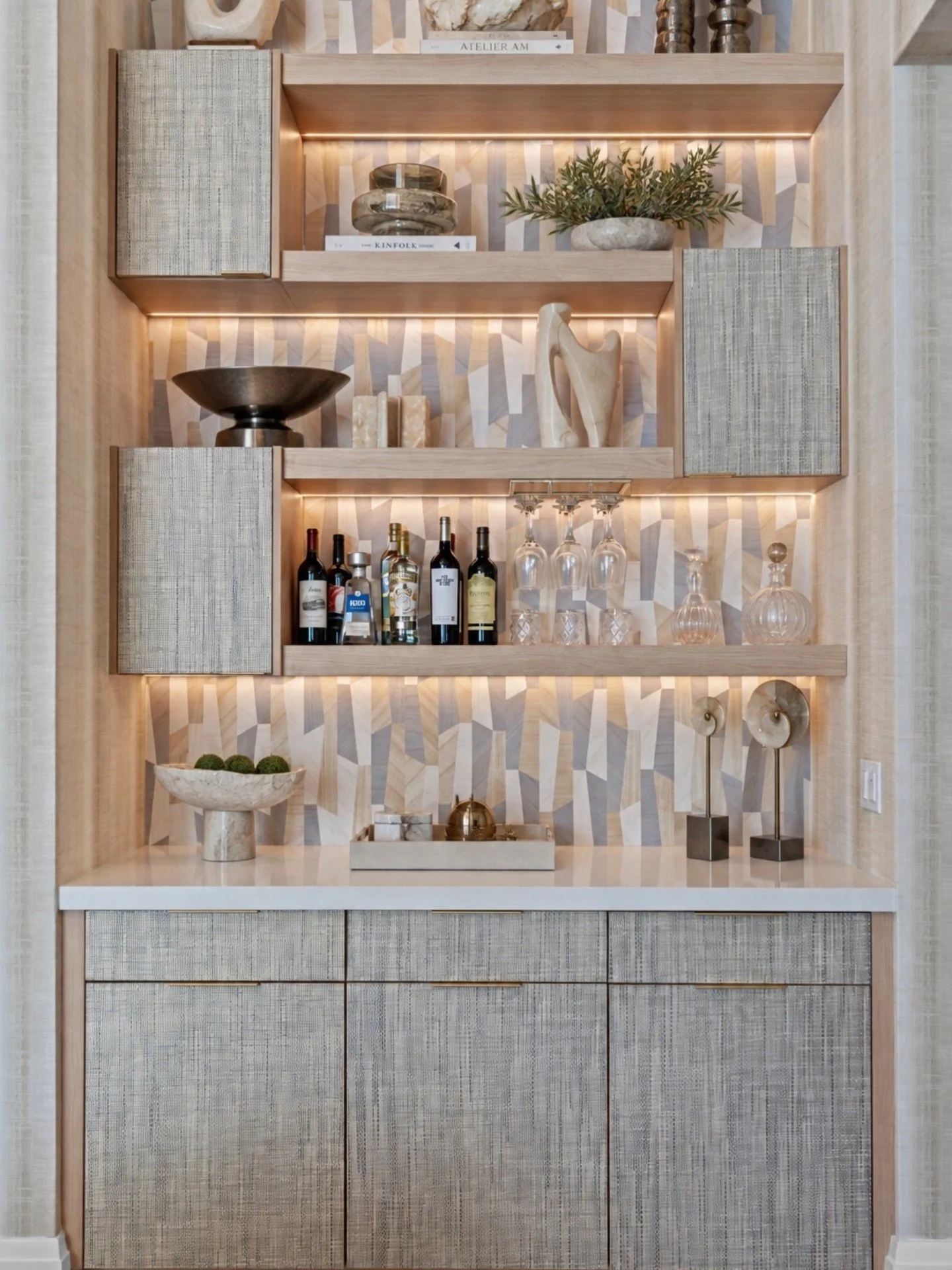 A functional space can still feel beautiful. Loving this pretty little bar moment.
#inspo #designby @nikkilevyinteriors